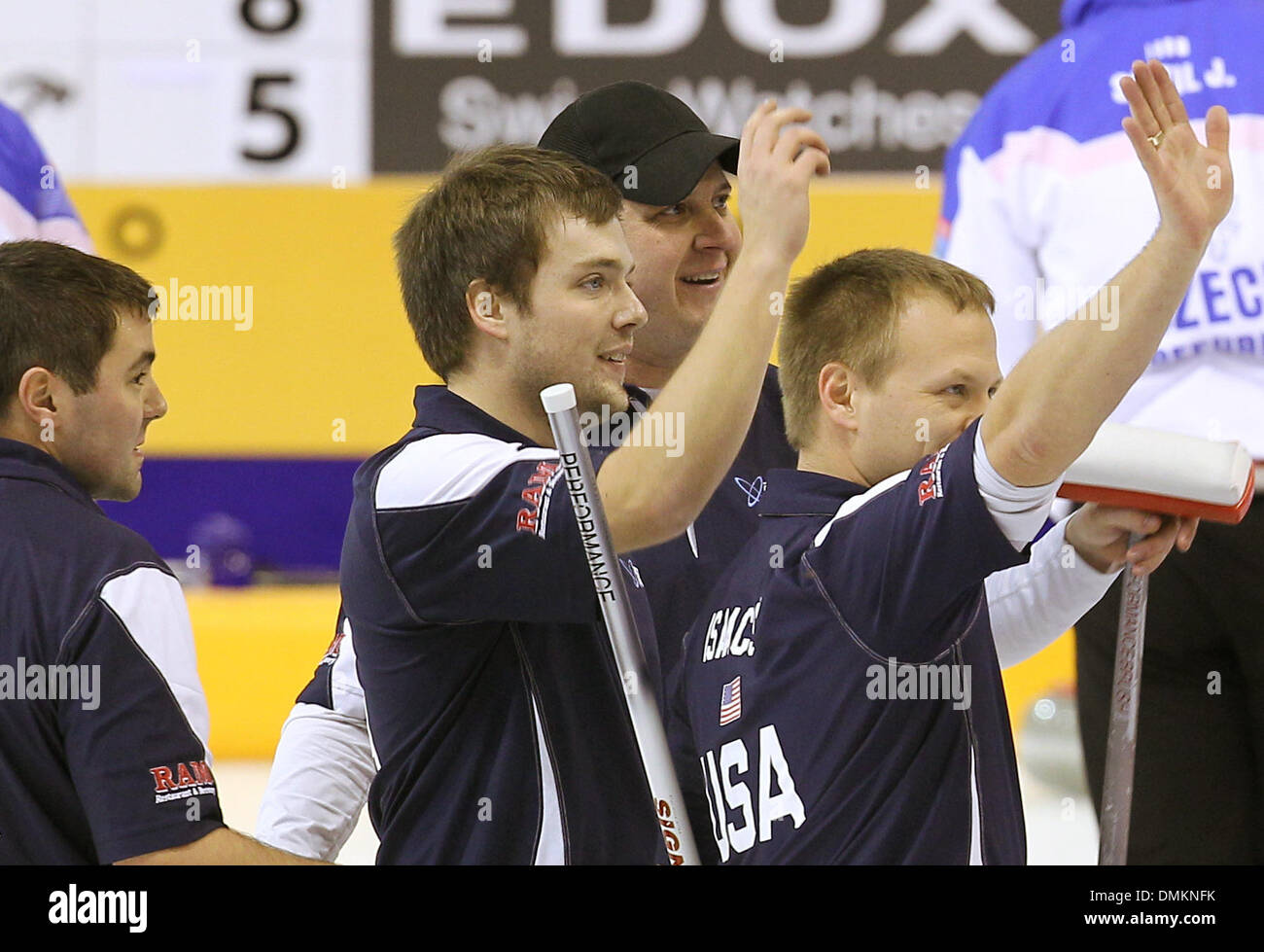 Füssen, Allemagne. Le 15 décembre, 2013. Nous le curleur John Landsteiner (L-R), Jared Zezel, John Shuster et Jeff Isaacson cheer pendant le match contre République tchèque pour la qualification pour les jeux olympiques à l'Aréna de Füssen, Allemagne, 15 décembre 2013. Photo : Karl-Josef Opim/dpa/Alamy Live News Banque D'Images