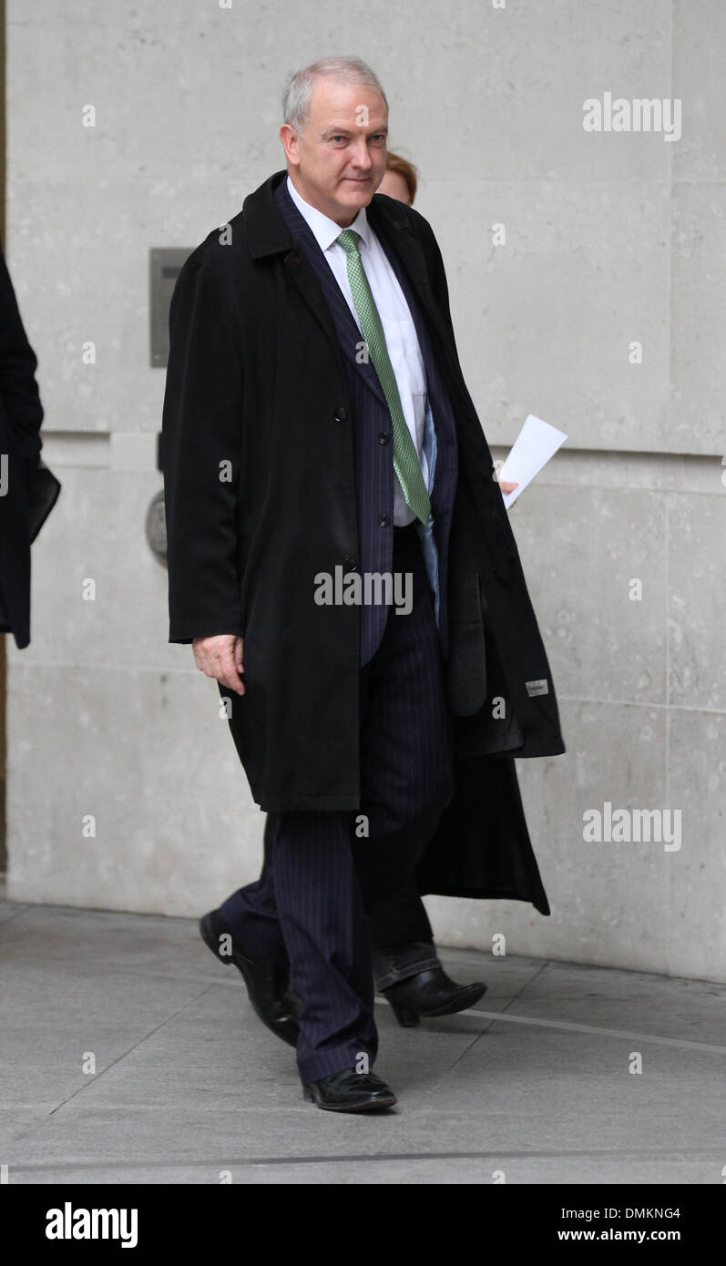 Londres, Royaume-Uni, le 15 décembre 2013. Directeur médical du NHS Sir Bruce Keogh vu à BBC Broadcasting House à Londres Banque D'Images