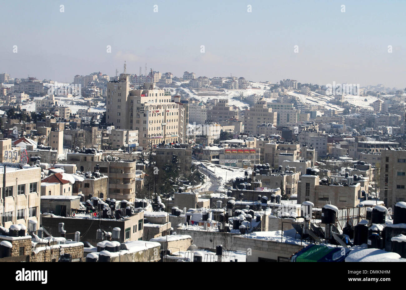 Ramallah, Cisjordanie, territoire palestinien. Le 15 décembre, 2013. Une vue générale montre la ville de Ramallah, en Cisjordanie couverte de neige, dimanche, 15 Décembre, 2013. La bande de Gaza a reçu sa première livraison de combustible industriel dans 45 jours le dimanche. Un manque de carburant a entravé les efforts de secours à Gaza, où des milliers de résidents ont fui maisons inondées. La tempête laisser en place samedi, mais les autorités dans la région toujours lutté pour dégager des routes et de réparation des lignes électriques tombées Crédit : Issam Rimawi APA/Images/ZUMAPRESS.com/Alamy Live News Banque D'Images