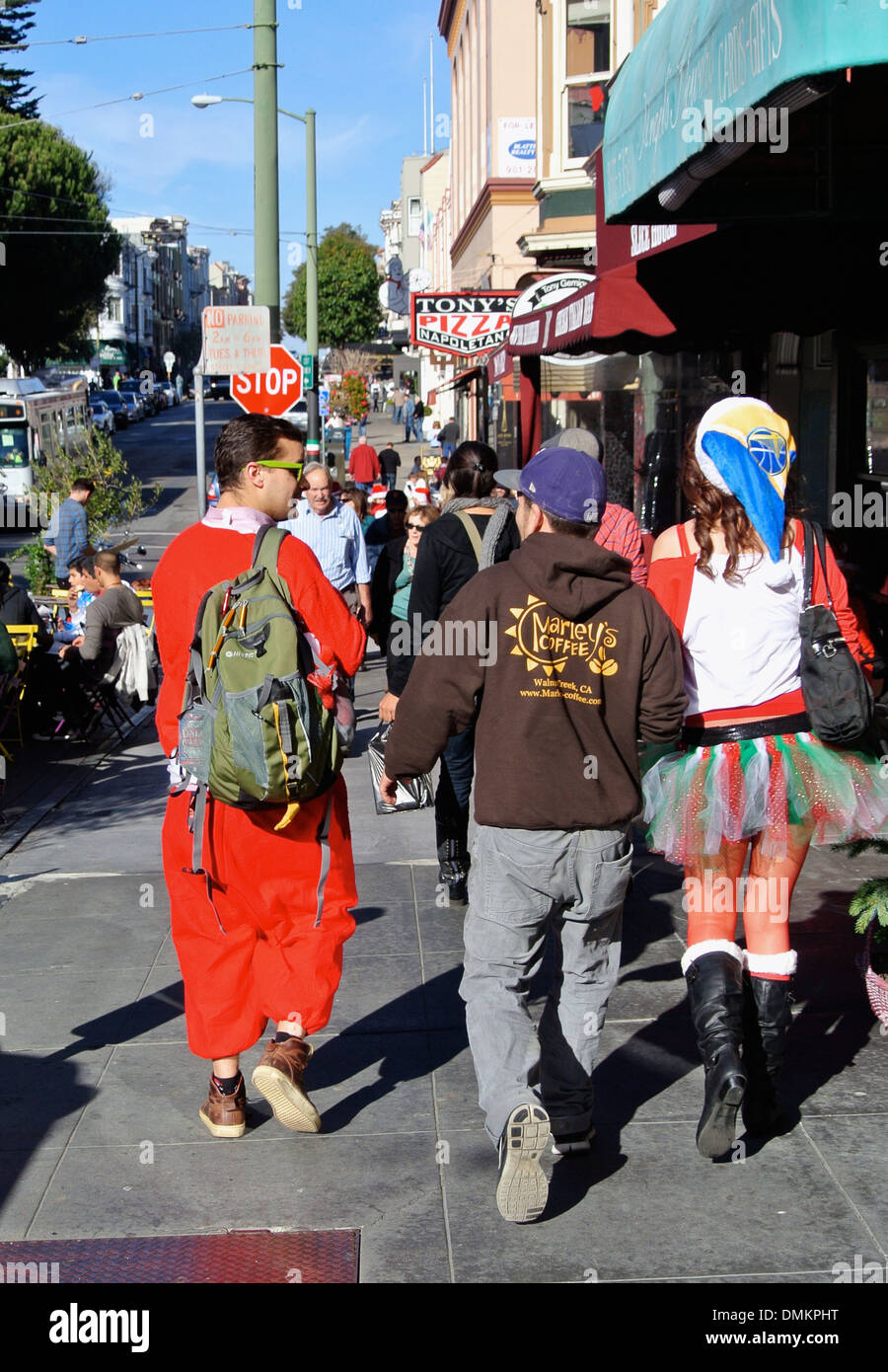 Santacon parti célébrants sur trottoir de North Beach, Californie Banque D'Images