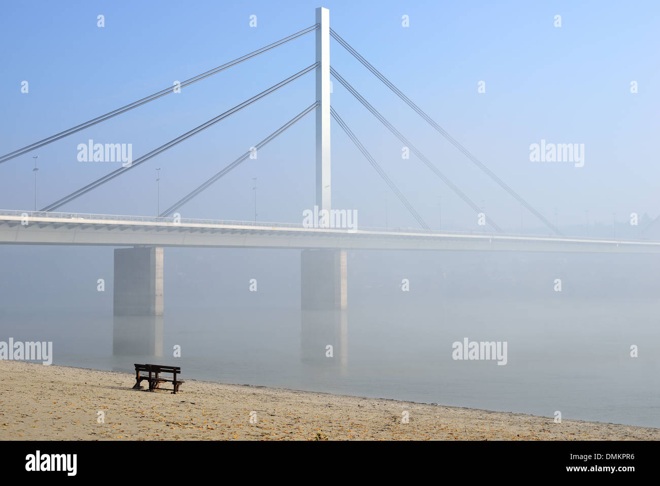 Journée d'hiver sur la Danube avec pont dans le brouillard Banque D'Images