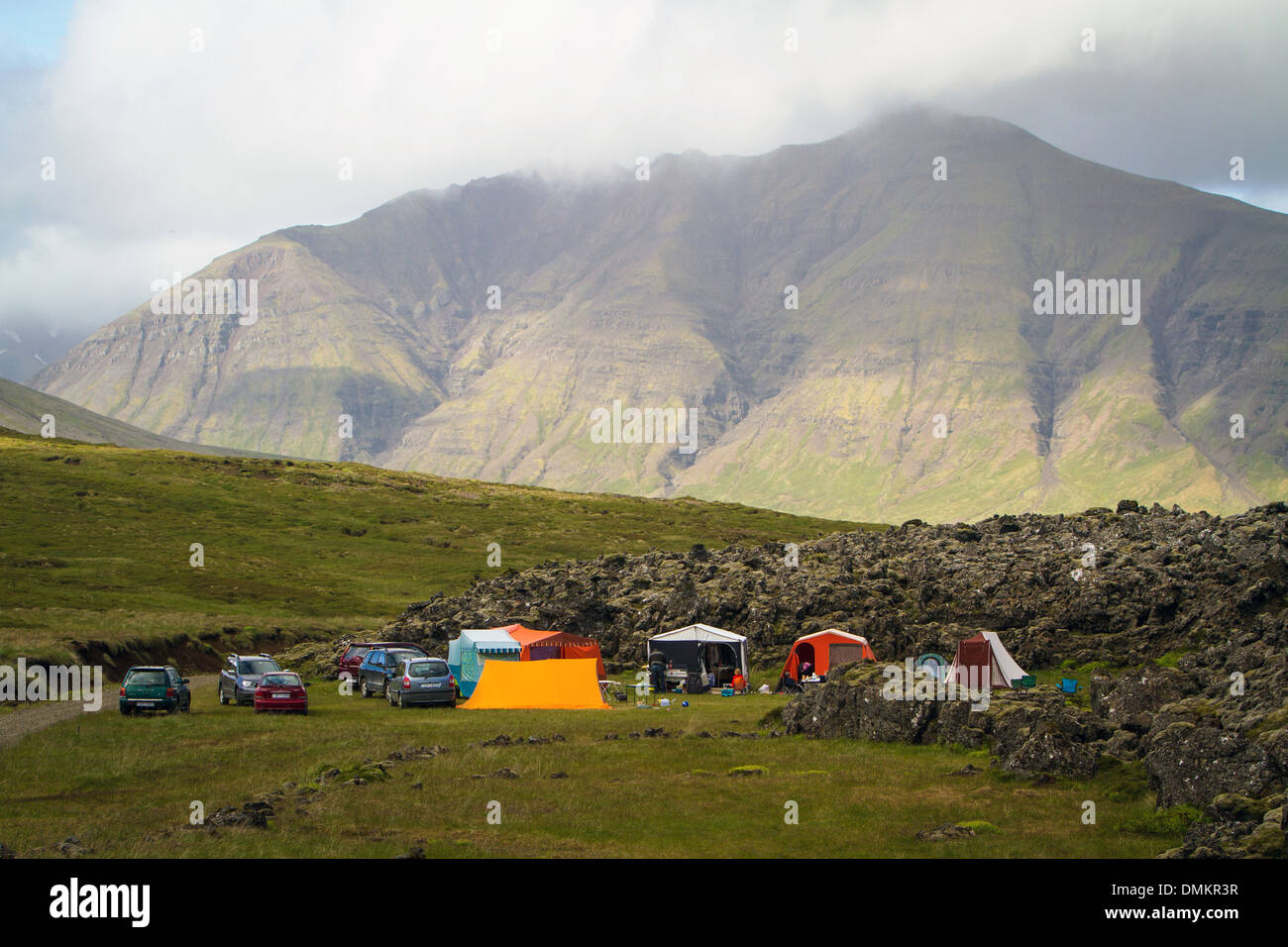 CAMPING DANS LA NATURE DANS UN CHAMP DE LAVE À PROXIMITÉ D'UN VOLCAN, ZONE GÉOTHERMIQUE DE LA PÉNINSULE DE SNÆFELLSNES, dans l'ouest de l'Islande, EUROPE Banque D'Images