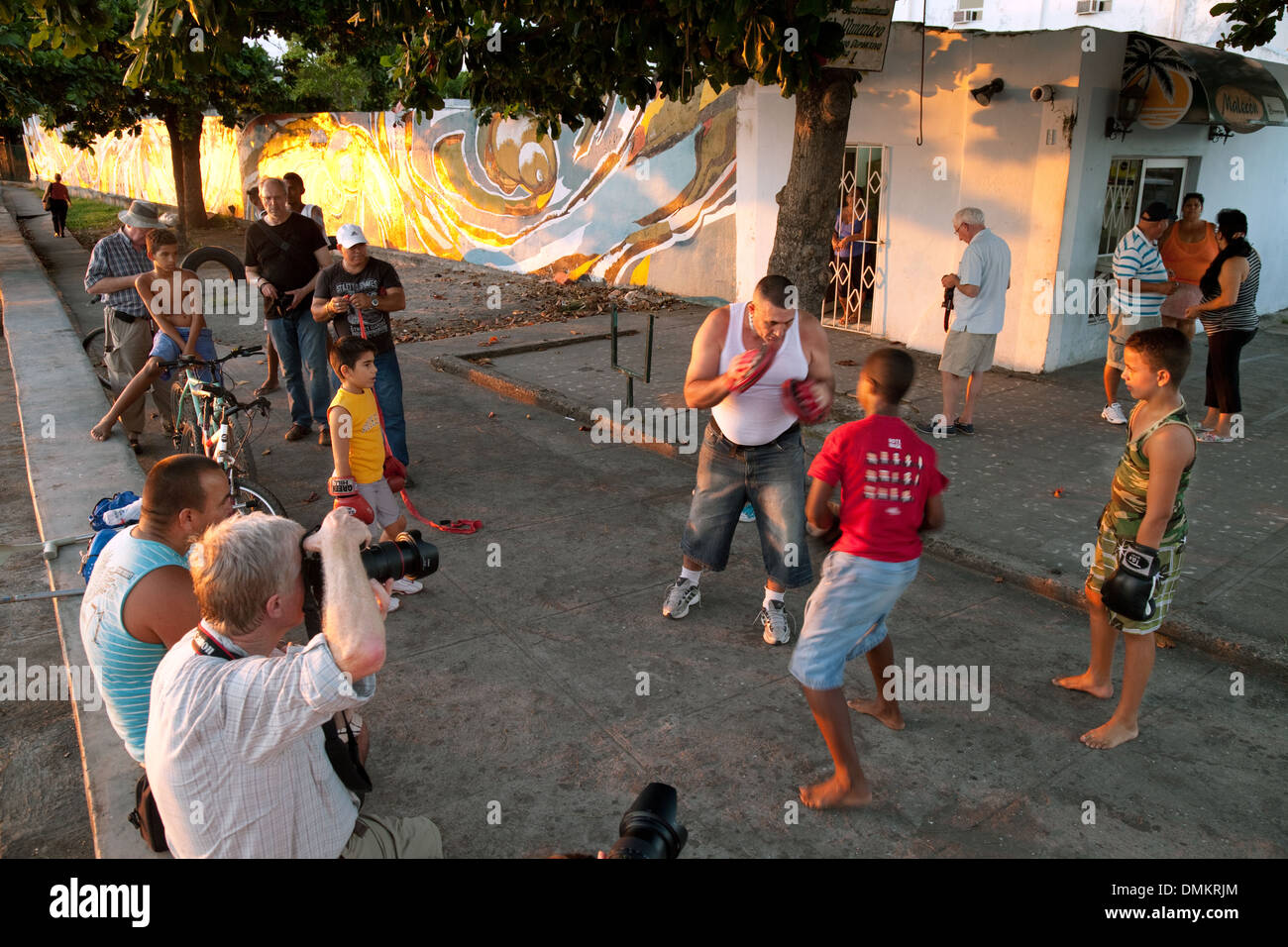 Les touristes photographies d'enfants ayant un soir, leçon de boxe dans la rue, Cienfuegos, Cuba, Caraïbes Banque D'Images