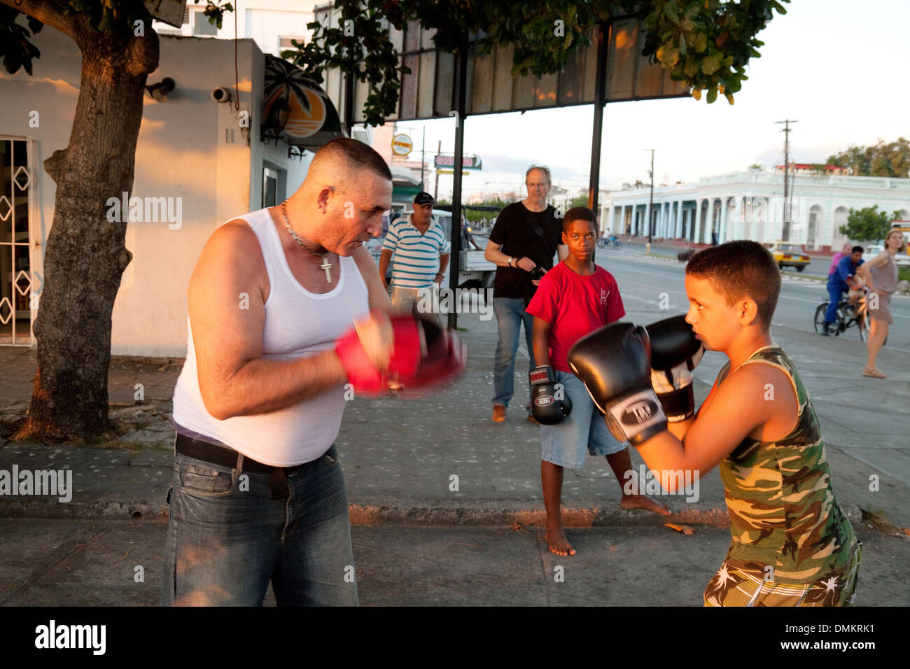 Les jeunes garçons ayant une leçon de boxe dans la rue, La Havane, Cuba, Amérique Latine, Caraïbes - exemple de Cuba et le sport vie Banque D'Images