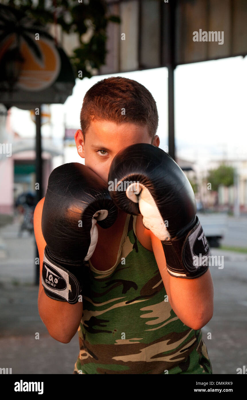 Garçon cubain âgé de 12 ans avoir des leçons de boxe dans la rue, Cienfuegos, Cuba, Caraïbes, Amérique Latine Banque D'Images