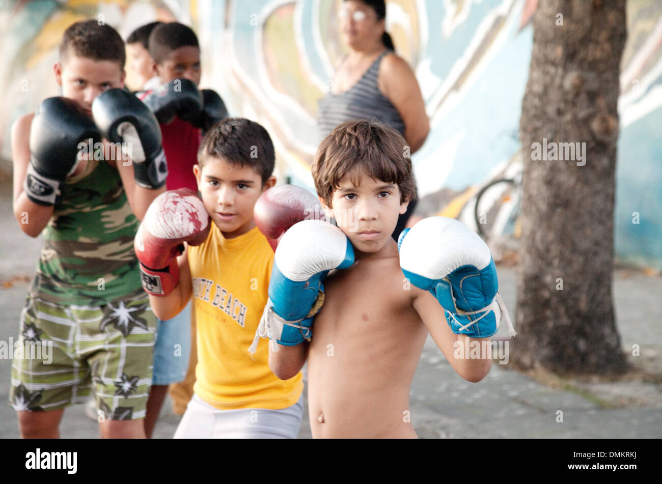 Cuba enfants; jeunes garçons qui apprennent le sport de la boxe dans une leçon de rue, Cienfuegos, Cuba, Caraïbes, Amérique latine Banque D'Images