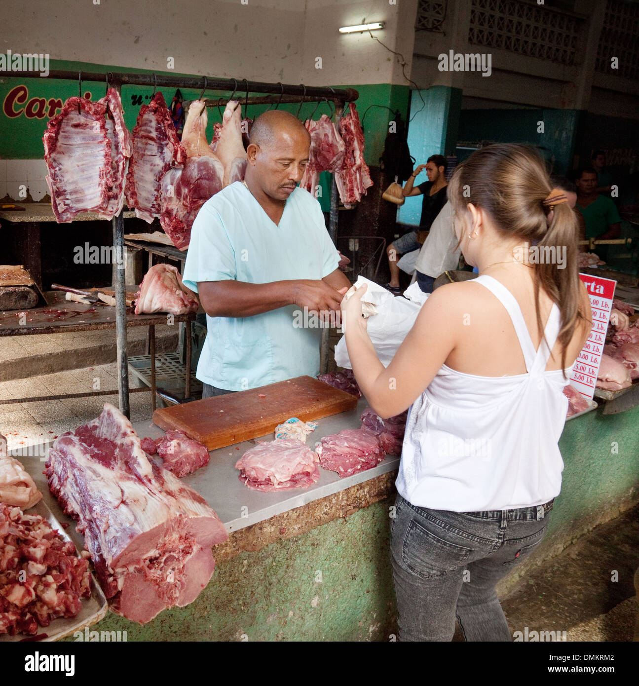 L'achat d'une femme de la viande de boucherie, de décrochage du marché intérieur Cienfuegos, Cuba, Caraïbes Banque D'Images