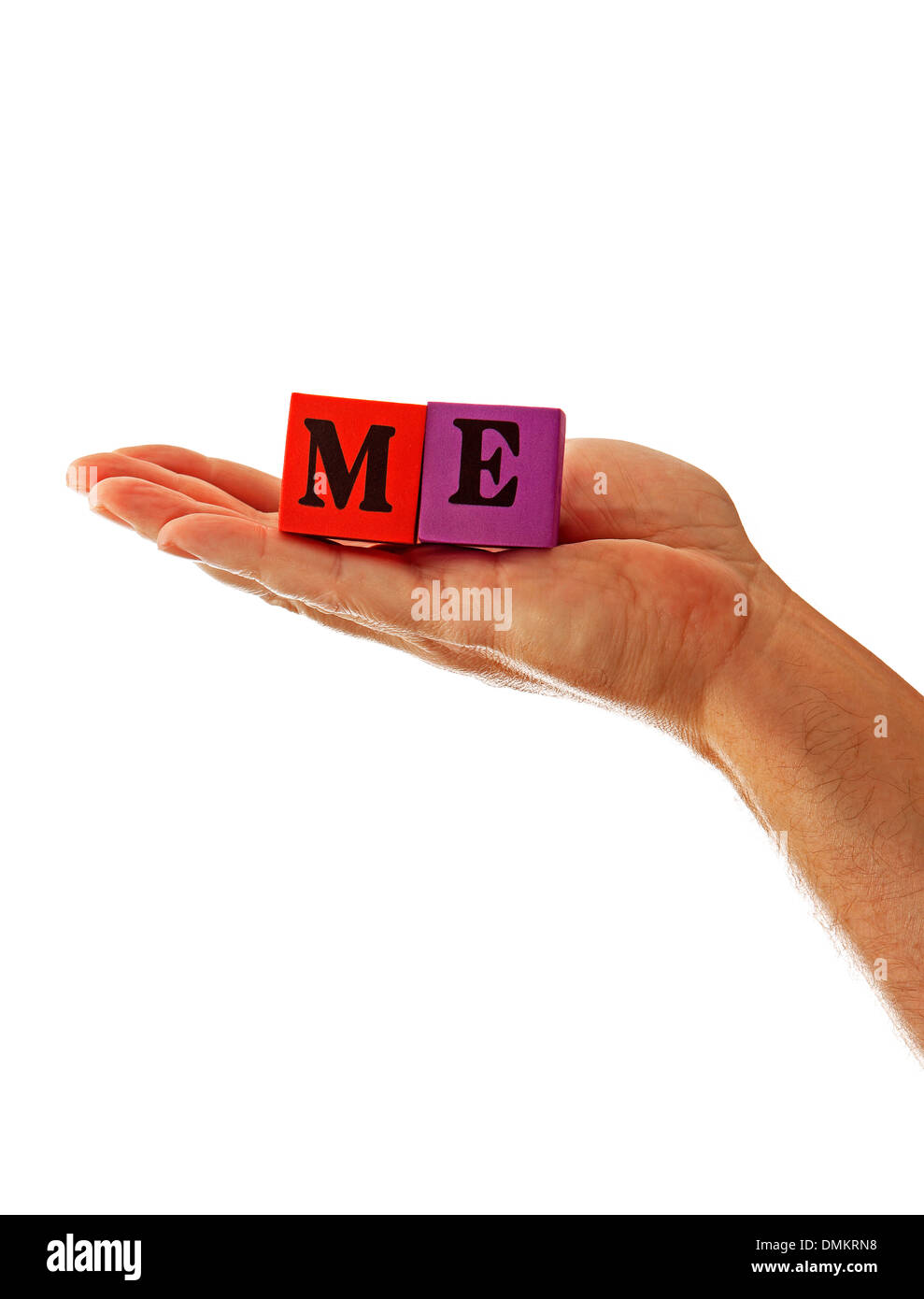 Libre d'une main tenant la parole Moi en blocs de bébé, peut-être pour une stratégie en matière de santé d'entreprise ou personnel. Banque D'Images