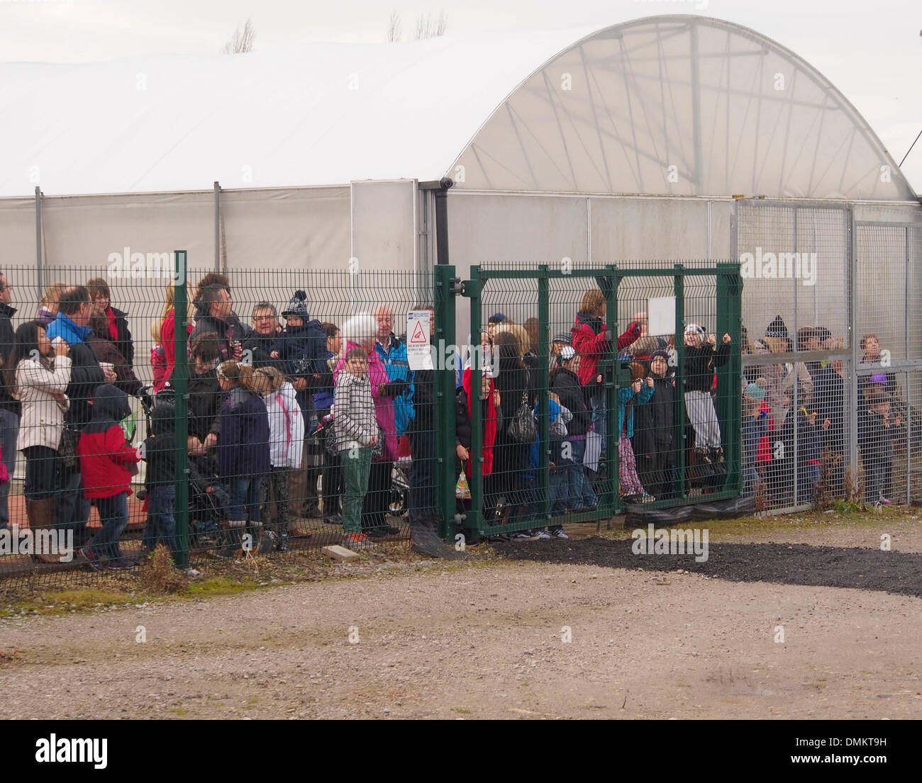 Leyland, Preston, Lancashire, Royaume-Uni. Le 15 décembre 2013. La foule des enfants et des parents dans l'attente de l'arrivée du Père en hélicoptère aujourd'hui Crédit : Sue Burton/Alamy Live News Banque D'Images