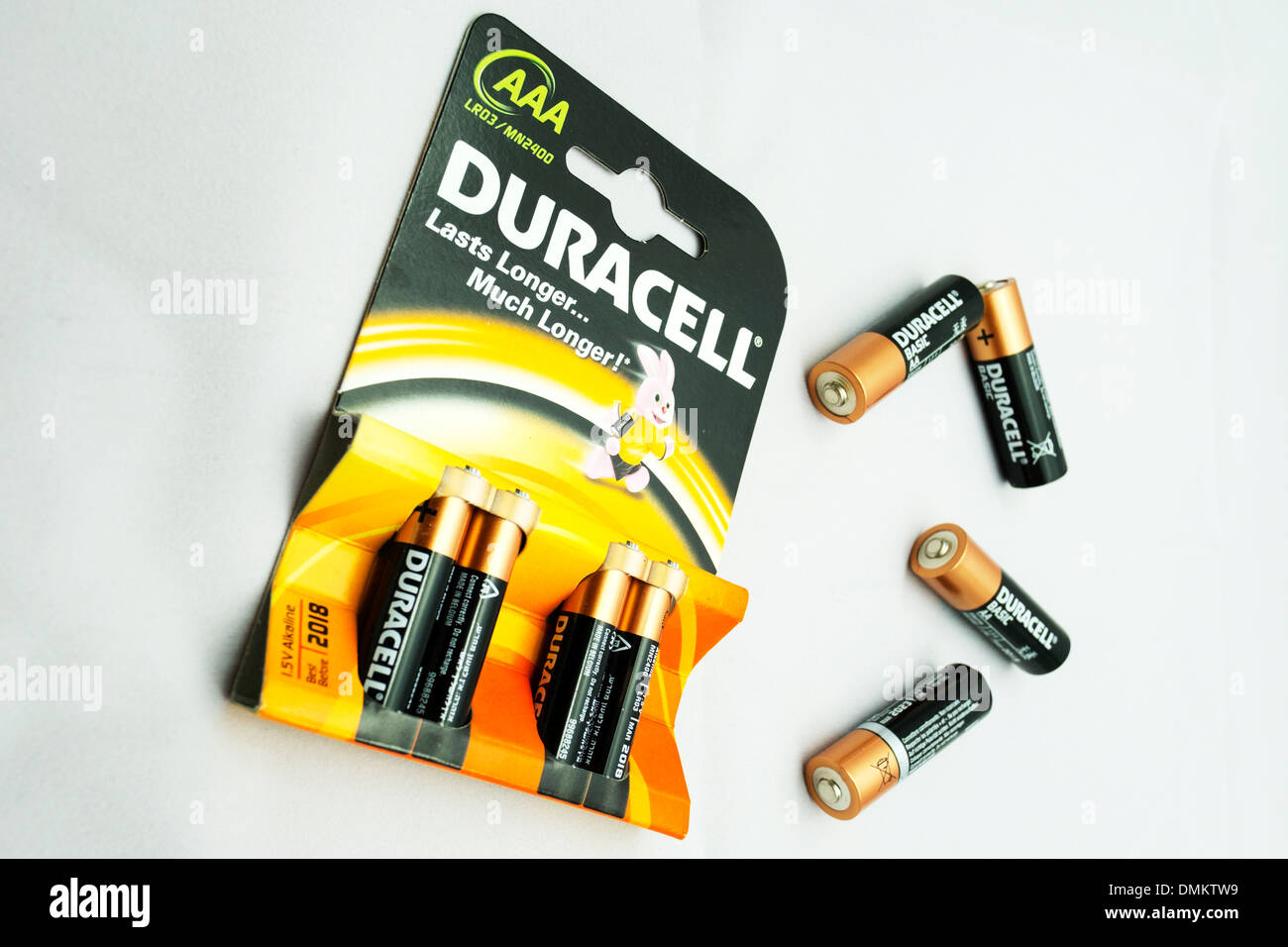 Les piles Duracell Plus isolé sur fond blanc 4 cellules de taille AA et AAA dans le paquet Banque D'Images