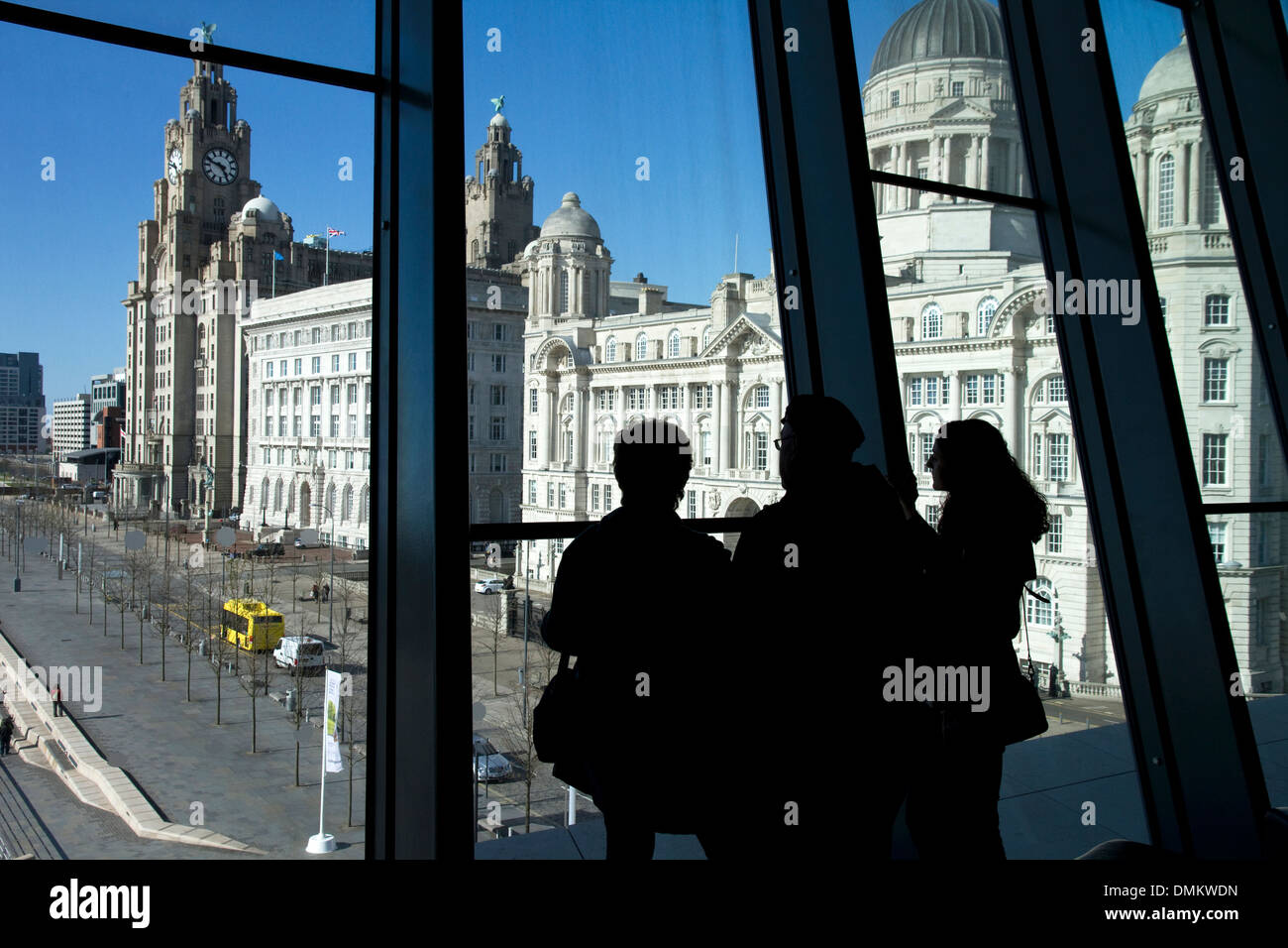 Les visiteurs à la recherche de la fenêtre du Musée de Liverpool vers Liver Building sur Pier Head, Liverpool, Merseyside, Royaume-Uni Banque D'Images