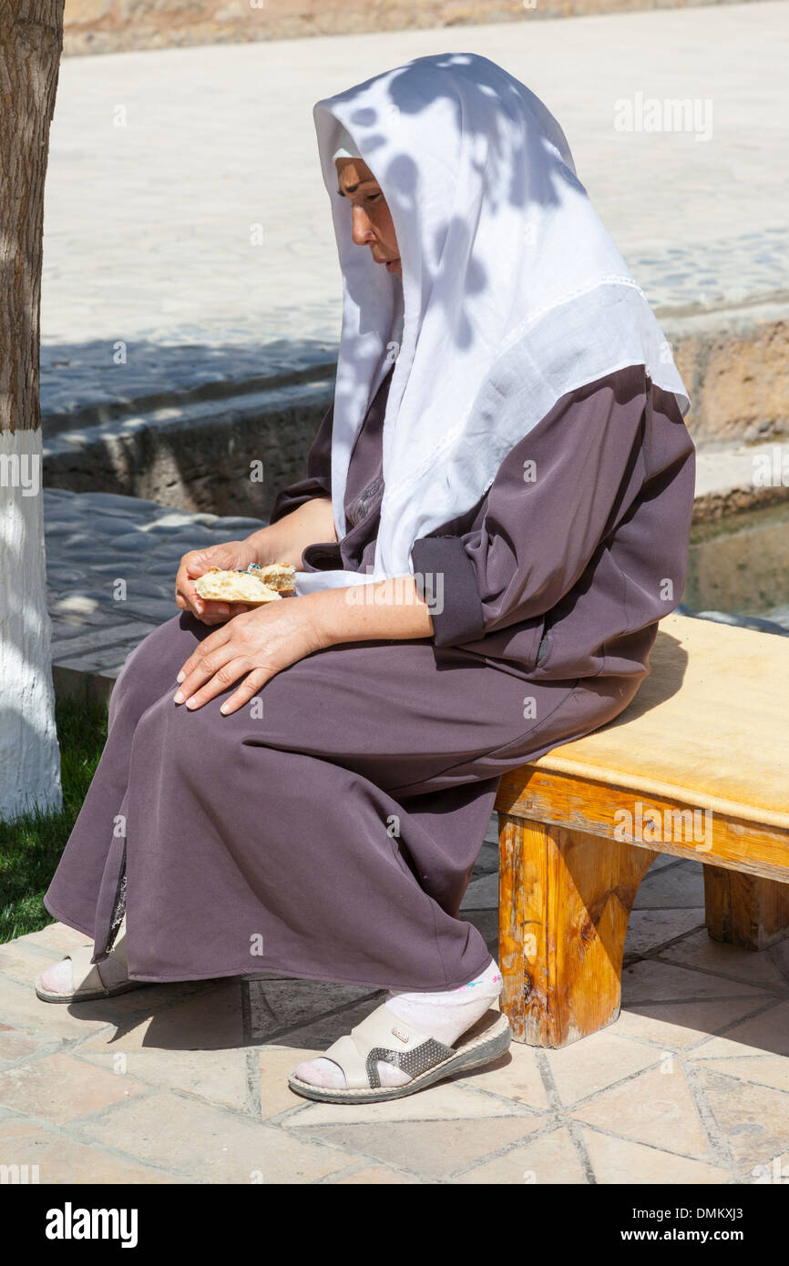 Dame le repos, l'Bakhauddin Naqshband complexe, également connu sous le nom de Mémorial de Baha Ad Din Naqshbandi, Boukhara, Ouzbékistan Banque D'Images