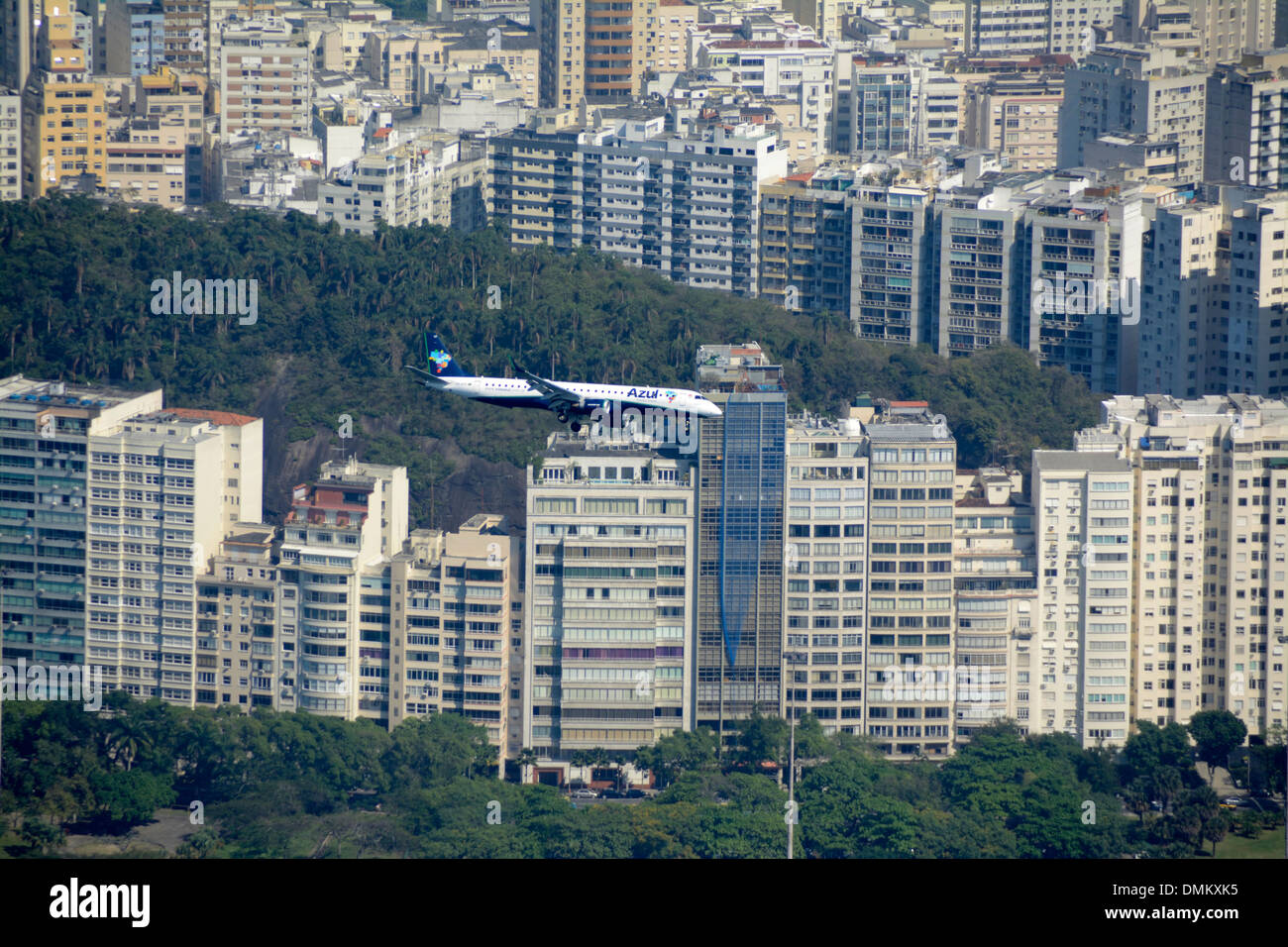 Une compagnie aérienne BRÉSILIENNE AZUL ( Azul Linhas Aereas) fait une approche finale sur un quartier riche de Botafogo vers l'aéroport Santos Demont voisin Banque D'Images