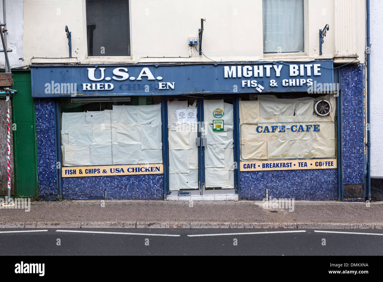 Rue haute fermée et poissons friterie, Galles, Royaume-Uni Banque D'Images