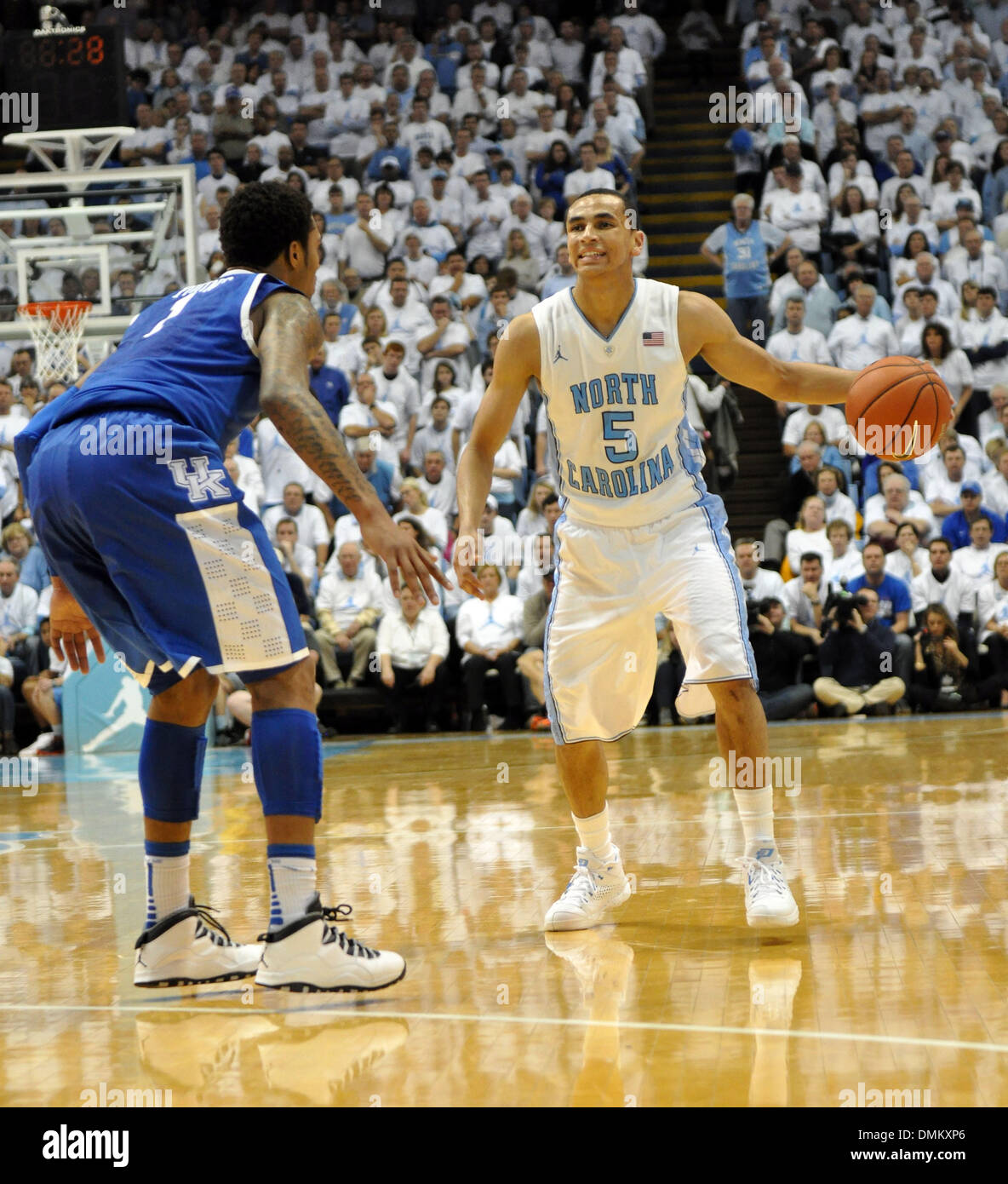 Chapel Hill, North Carolina, USA. 14 Décembre, 2013. University of North Carolina guard MARCUS PAIGE (# 5) contre l'Université du Kentucky dans la seconde moitié du Centre Dean Smith. Défait 82-77 UNC du Kentucky. © Tina Fultz/ZUMAPRESS.com/Alamy Live News Banque D'Images