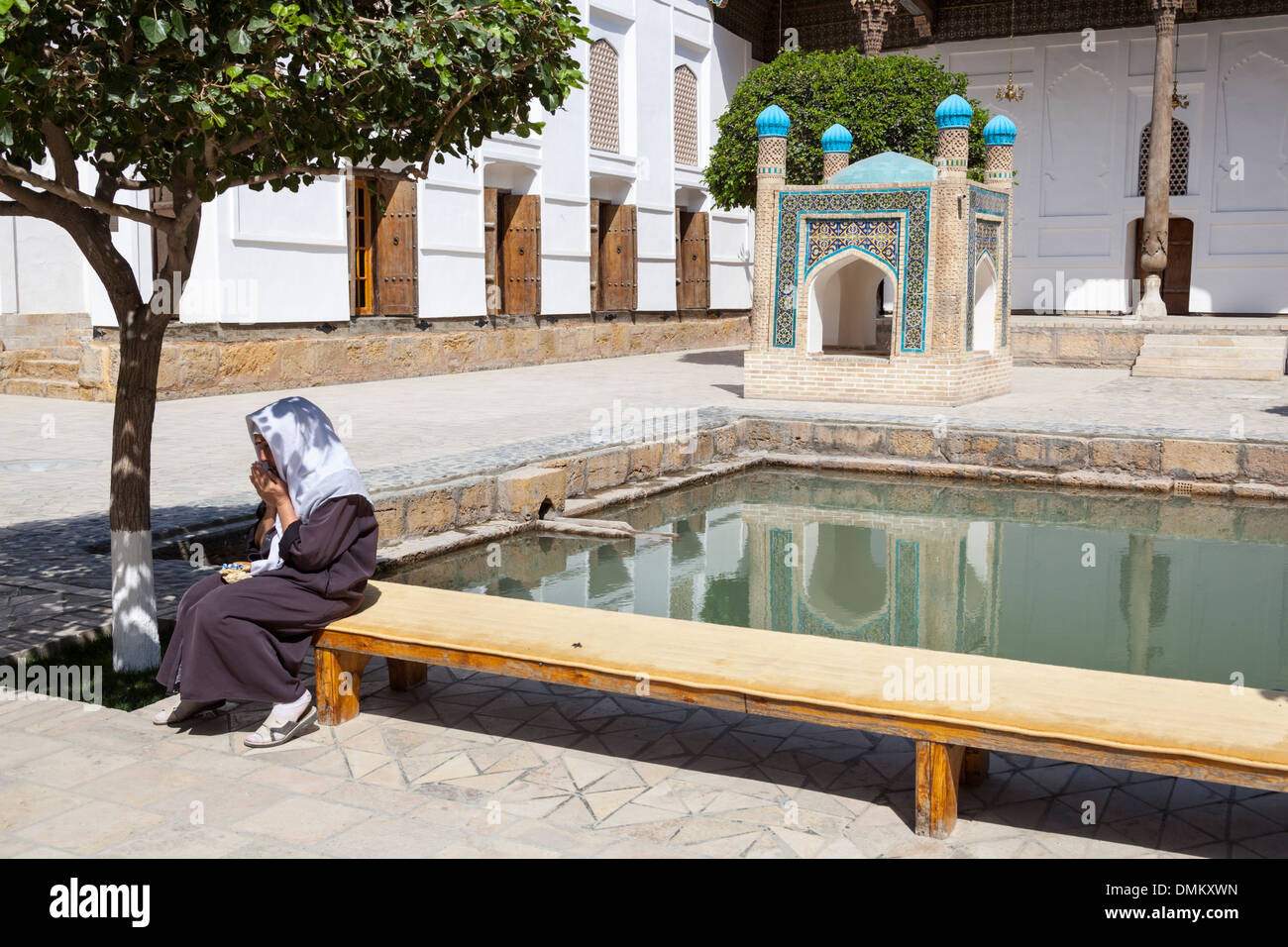 Bakhauddin Naqshband dame priant, complexe, également connu sous le nom de Mémorial de Baha Ad Din Naqshbandi, Boukhara, Ouzbékistan Banque D'Images