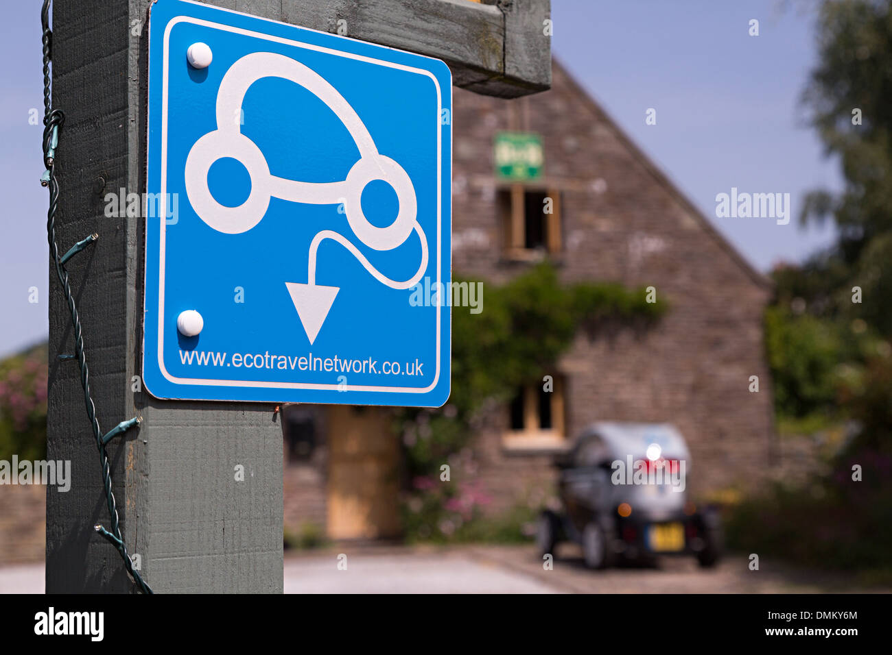 Eco travel network signer avec voiture écologique en arrière-plan, Talgarth, Pays de Galles, Royaume-Uni Banque D'Images