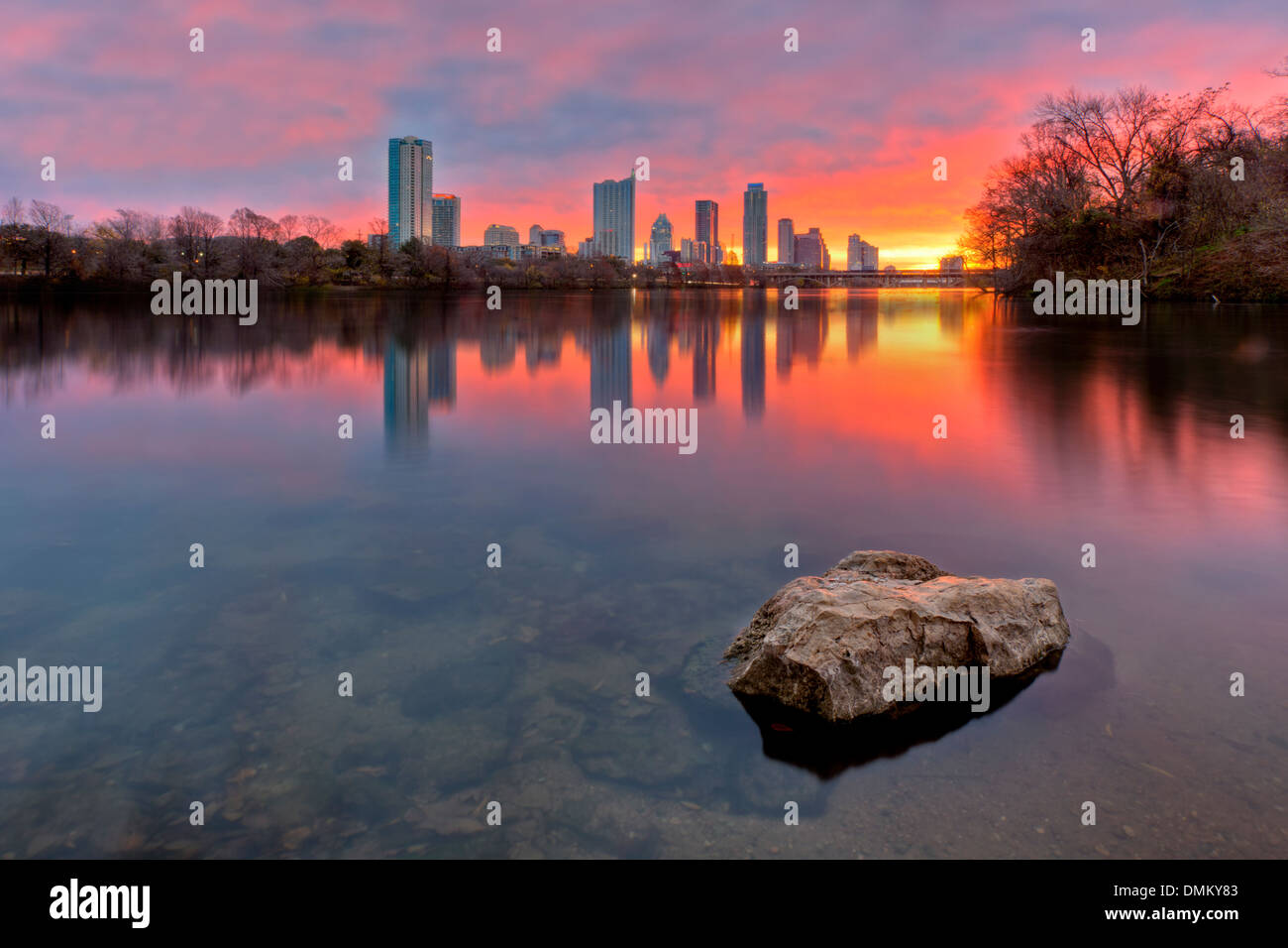 Lady Bird Lake présente les réflexions du haut s'élève de la ville de Austin au lever du soleil par un froid matin de décembre. Banque D'Images