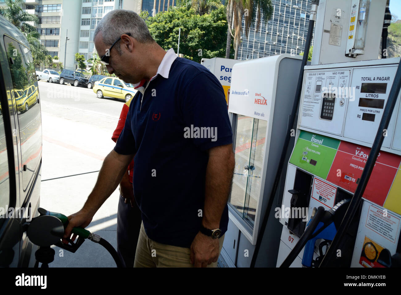 Un automobiliste remplit sa voiture de carburant à base d'éthanol à base d'alcool de sucre dans l'une des stations-service de Rio de Janeiro, au Brésil. Banque D'Images