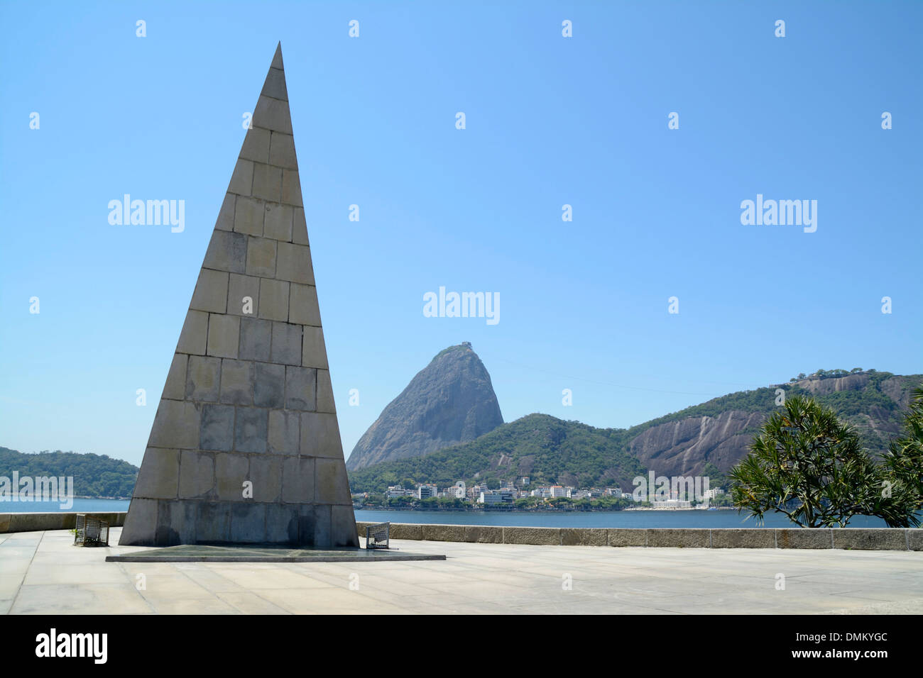 Obélisque du fondateur, Estacio de sa, dans la baie de Guanabara, face au mont Sugarloaf, à Rio de Janeiro, au Brésil Banque D'Images