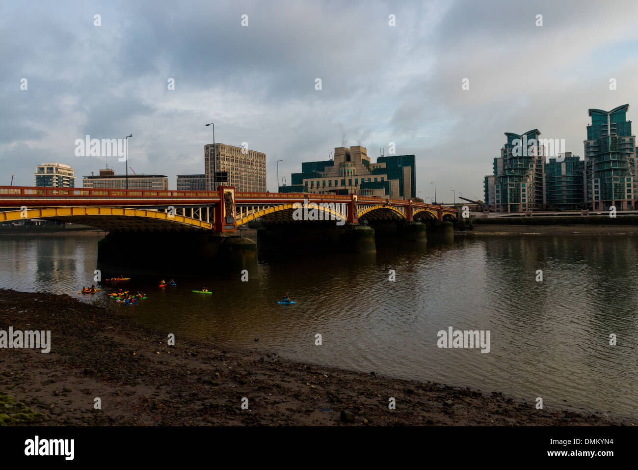 Vauxhall Bridge est un pont en arc, au centre de Londres. Banque D'Images