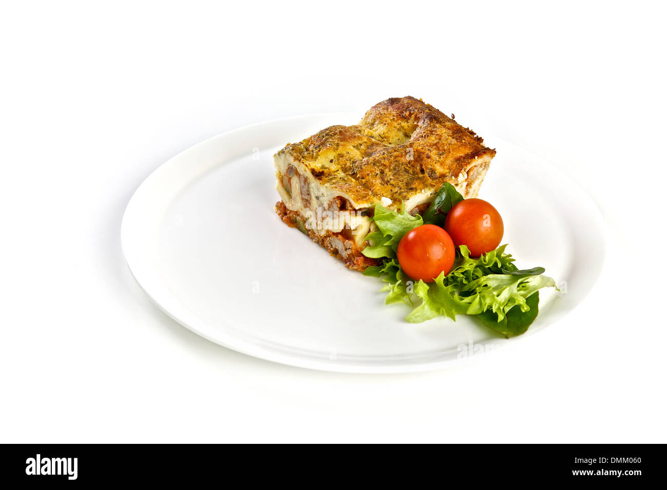 Lasagne délicieux avec une salade sur une assiette, le déjeuner ou le dîner Banque D'Images