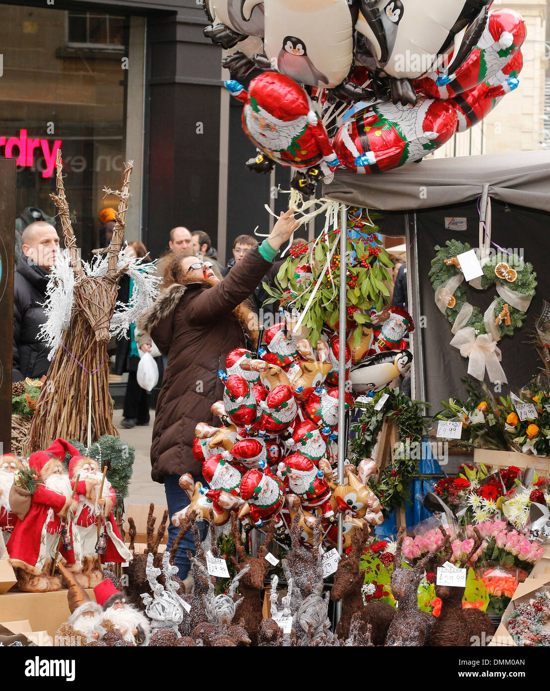 Un ballon vendeur au marché de Noël de la ville de Bath, Angleterre, Décembre 2013 Banque D'Images