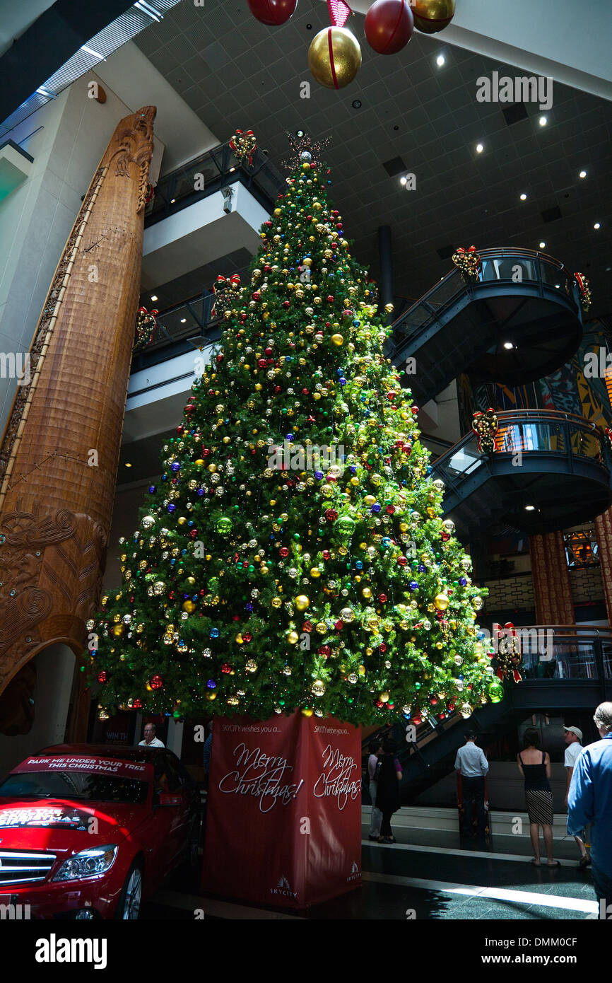 L'arbre de Noël dans le hall de l'hôtel SkyCity et le complexe de loisirs, Auckland, île du Nord, Nouvelle-Zélande Banque D'Images