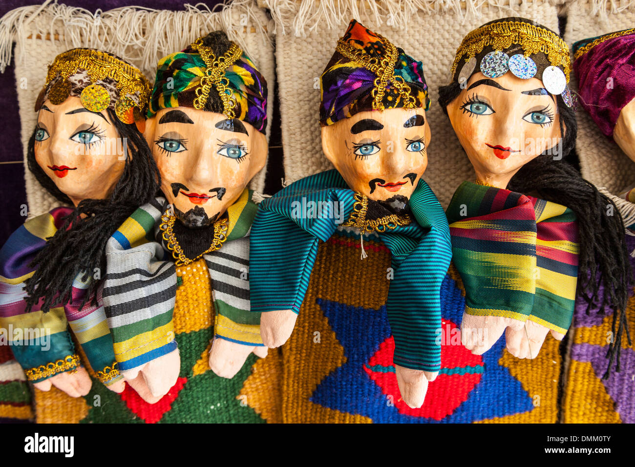 Des marionnettes colorées pour la vente, Boukhara, Ouzbékistan Banque D'Images