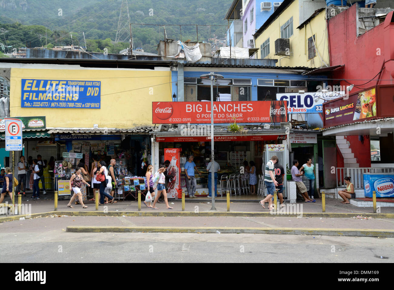 Rocinha, la plus grande colline favela de Rio de Janeiro, au Brésil, est située dans la zone sud de Rio. Banque D'Images