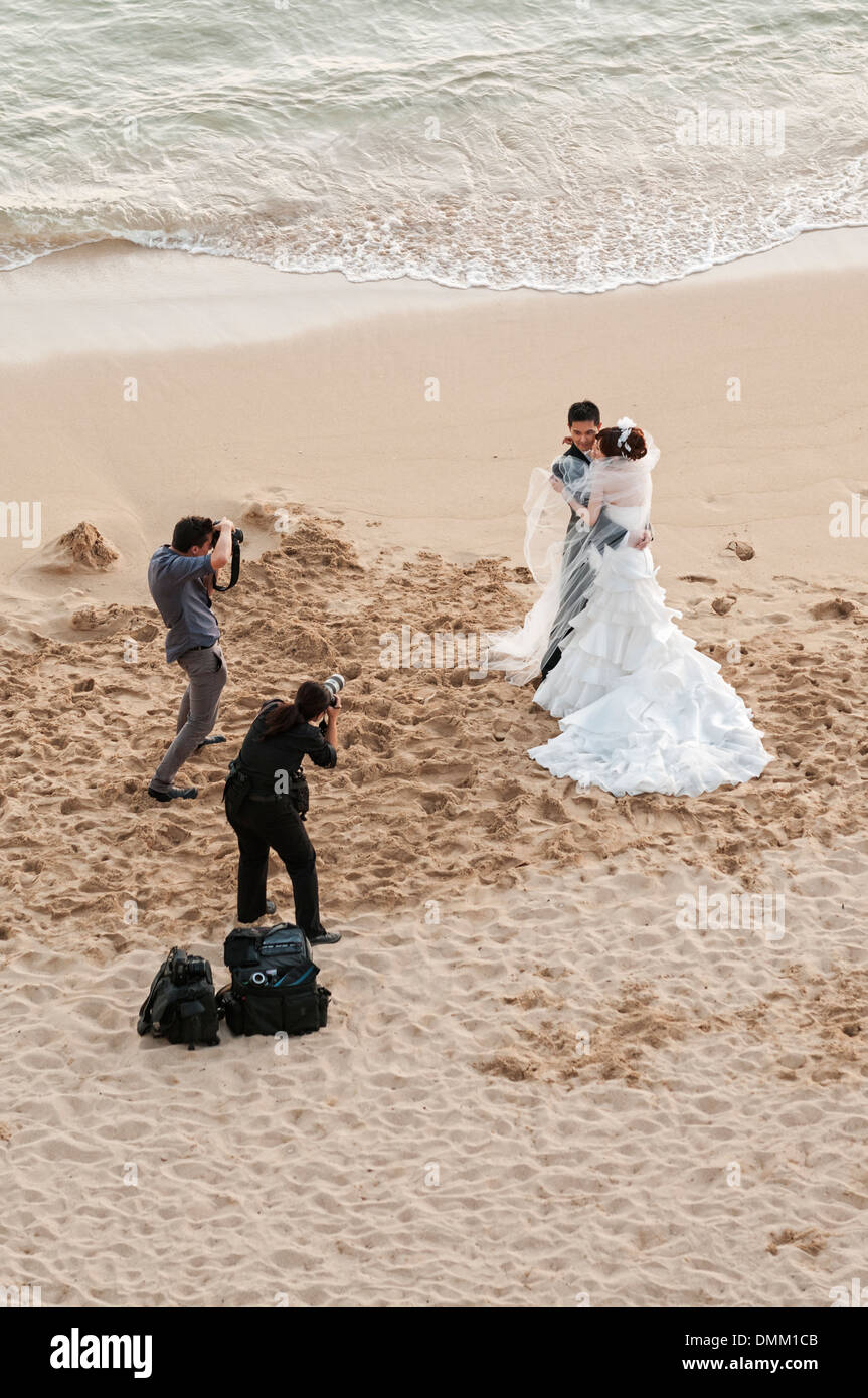 Les jeunes mariés ayant destination wedding photos prises sur Kaimana Beach (également connu sous le nom de Sans Souci Beach), Honolulu, Hawaï. Banque D'Images