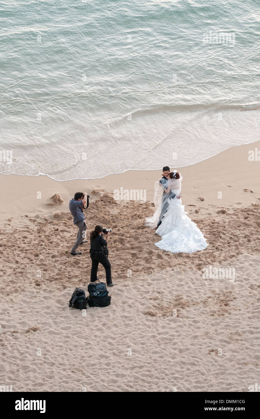 Les jeunes mariés ayant destination wedding photos prises sur Kaimana Beach (également connu sous le nom de Sans Souci Beach), Honolulu, Hawaï. Banque D'Images