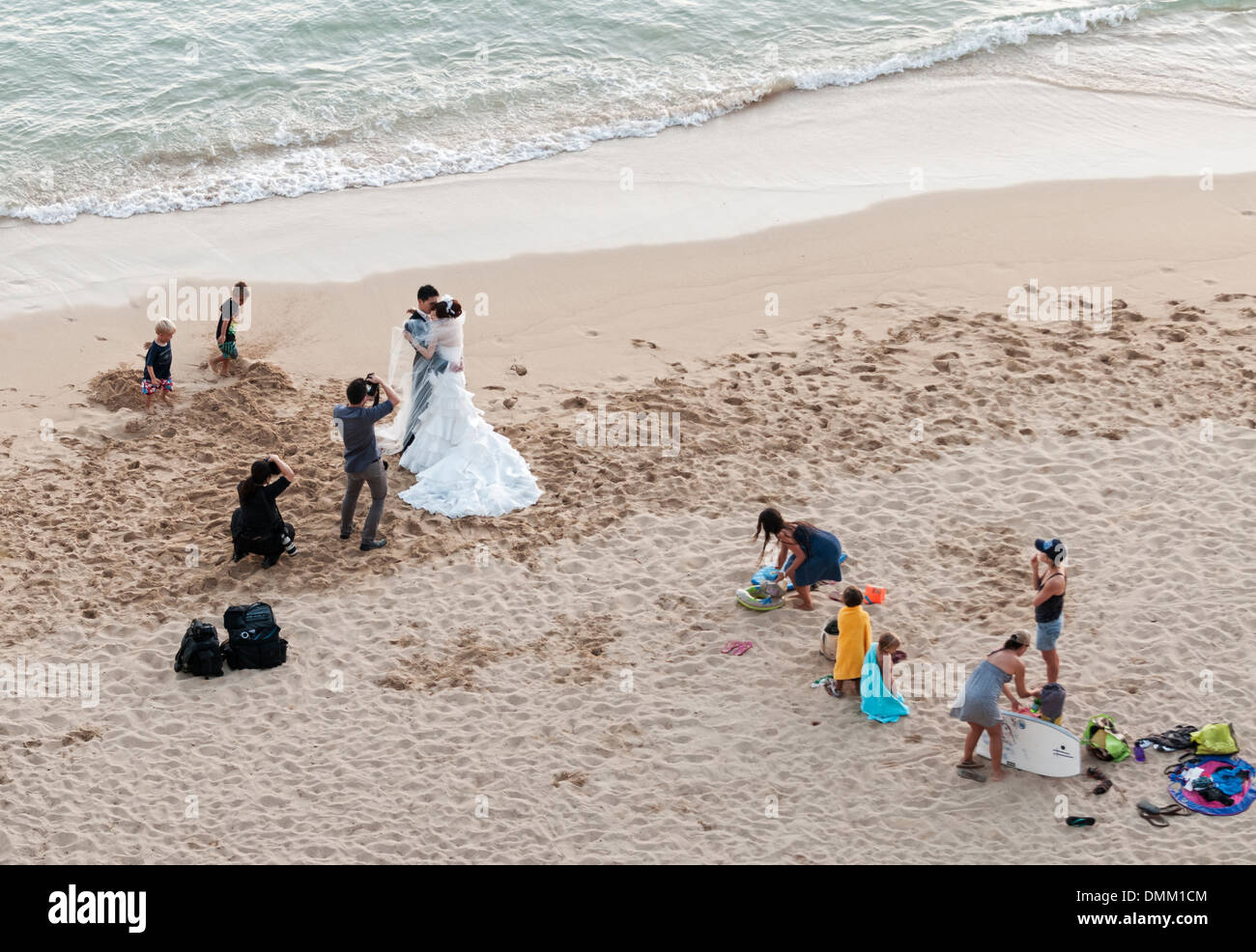 Les jeunes mariés ayant destination wedding photos prises sur Kaimana Beach (également connu sous le nom de Sans Souci Beach), Honolulu, Hawaï. Banque D'Images