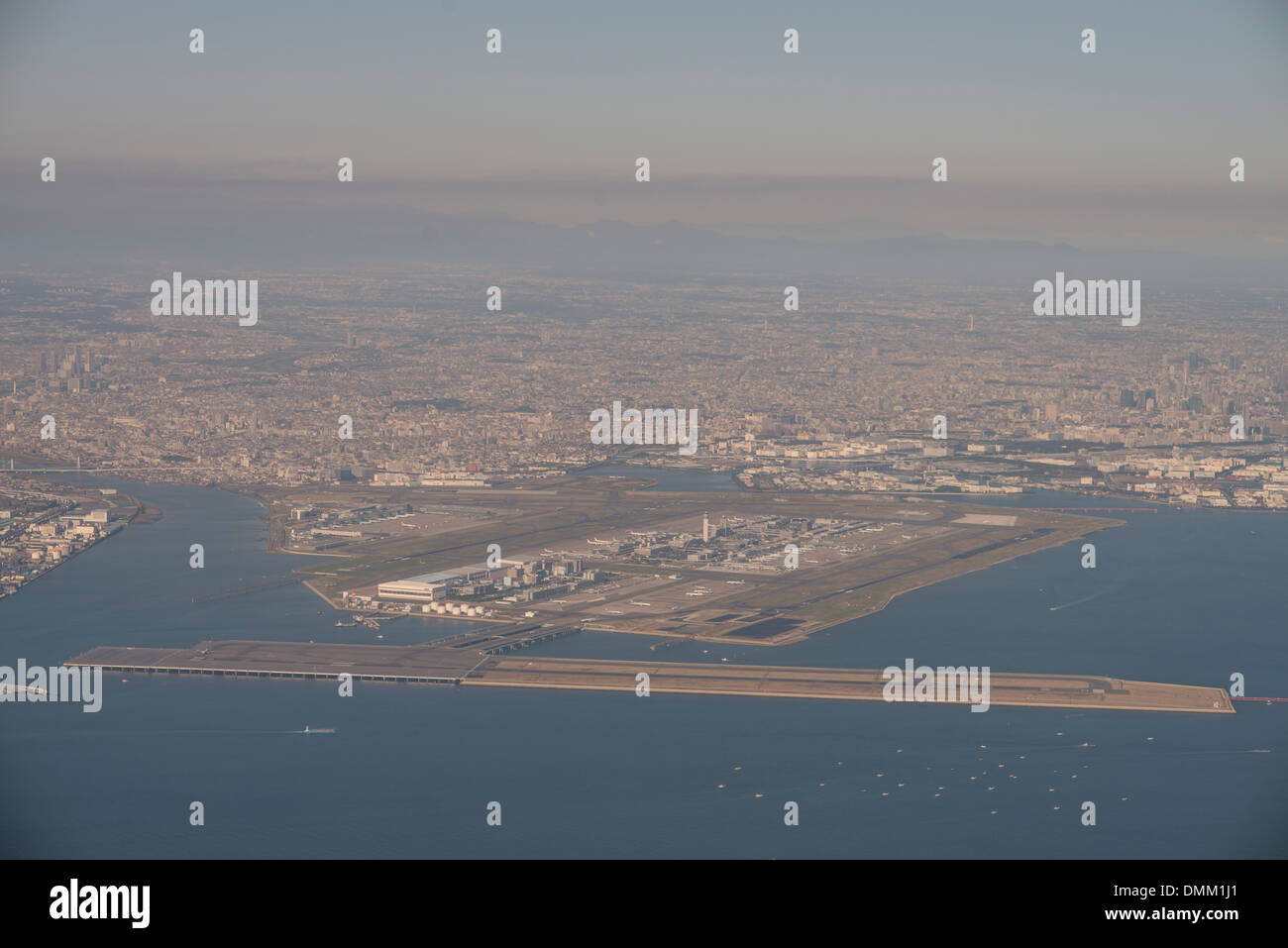 Les pistes et les cintres de l'Aéroport International de Tokyo ou l'aéroport de Haneda sont vu de l'air, à Tokyo au Japon. Banque D'Images