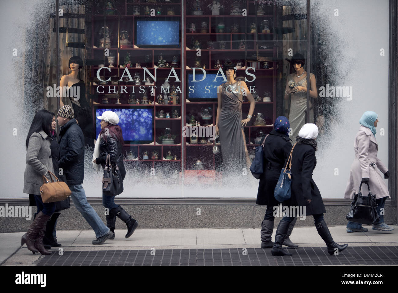 Le magasin la Baie de noël Les vitrines de Noël, Toronto, Canada, le 24 décembre 2012 Banque D'Images