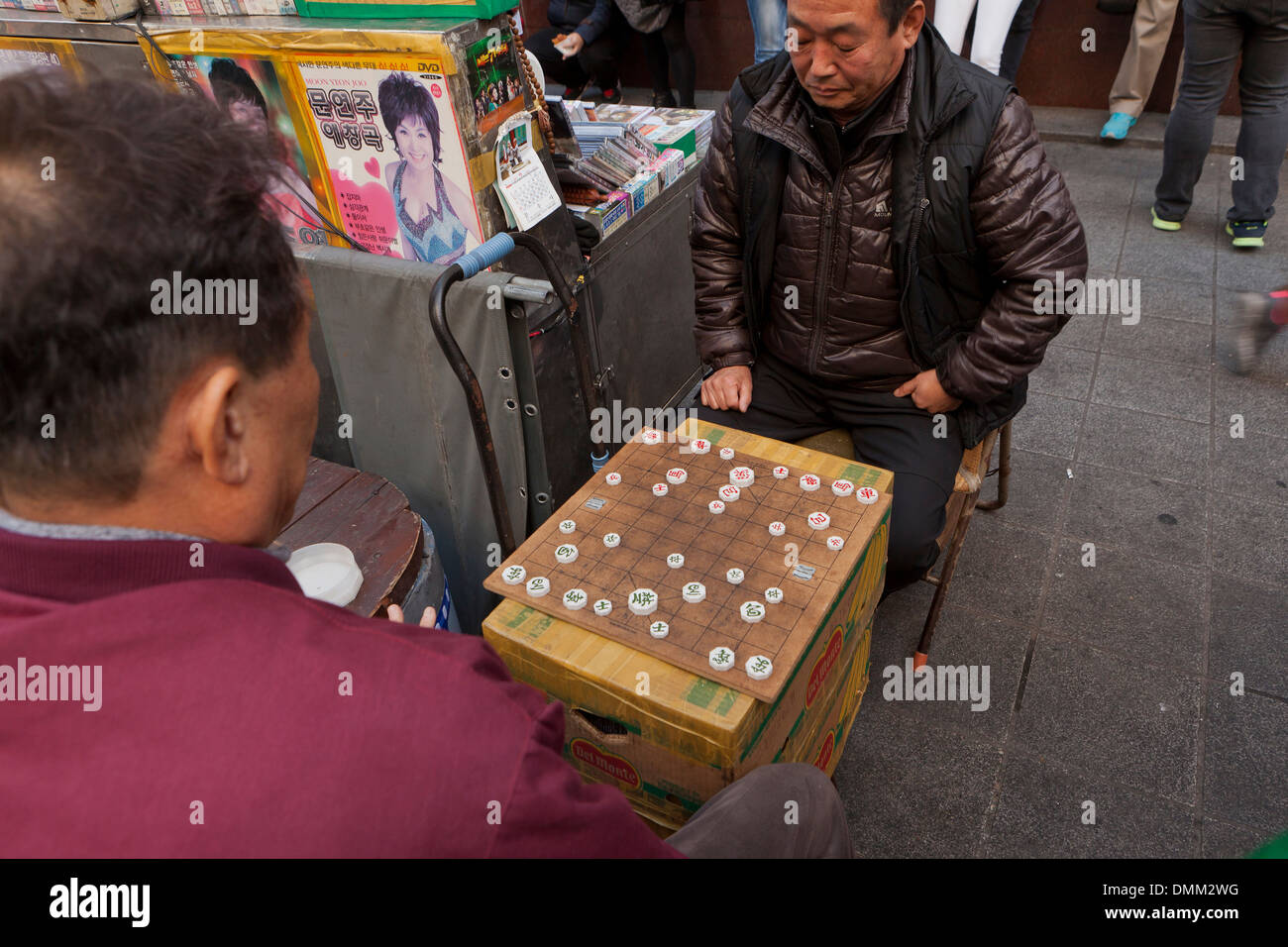 Vendeur de rue jouant Janggi (coréen) d'échecs - Busan, Corée du Sud Banque D'Images