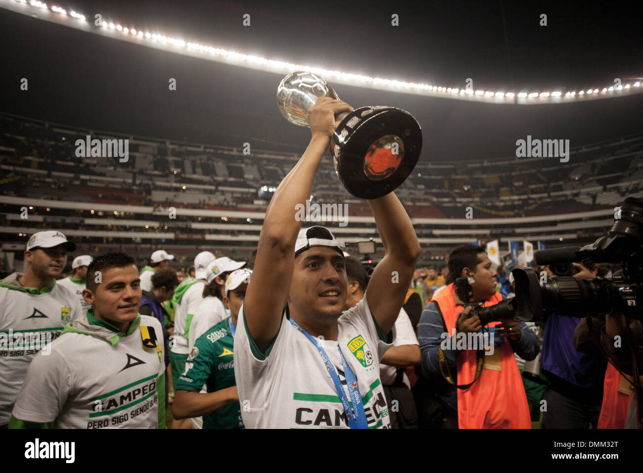 La ville de Mexico, Mexique. Le 15 décembre, 2013. Elias Hernandez de Leon contient jusqu'au 2855 ciera avec coéquipiers après leur équipe a remporté le championnat de la ligue mexicaine de football match final contre l'Amérique au stade Azteca de Mexico le 15 décembre 2013. Crédit : Pedro Mera/Xinhua/Alamy Live News Banque D'Images