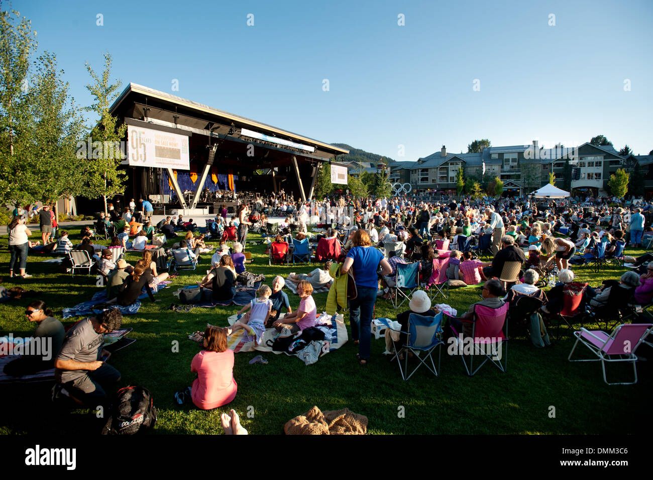 Les foules au Whistler Olympic Plaza watch un concert dans le cadre de la présente série de concerts de Whistler. Banque D'Images