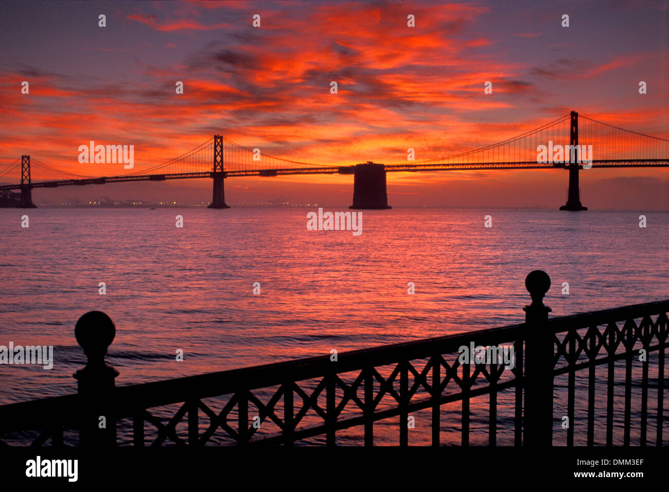 Durée de suspension le Bay Bridge au lever du soleil, du parc Rincon sur l'Embarcadero, San Francisco, Californie Banque D'Images