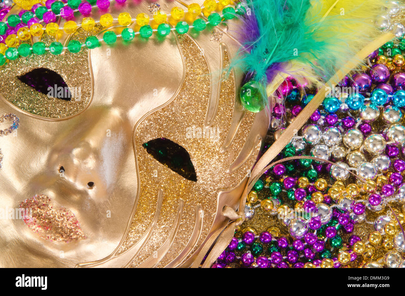 Mardi Gras fête des perles et un masque d'or Banque D'Images