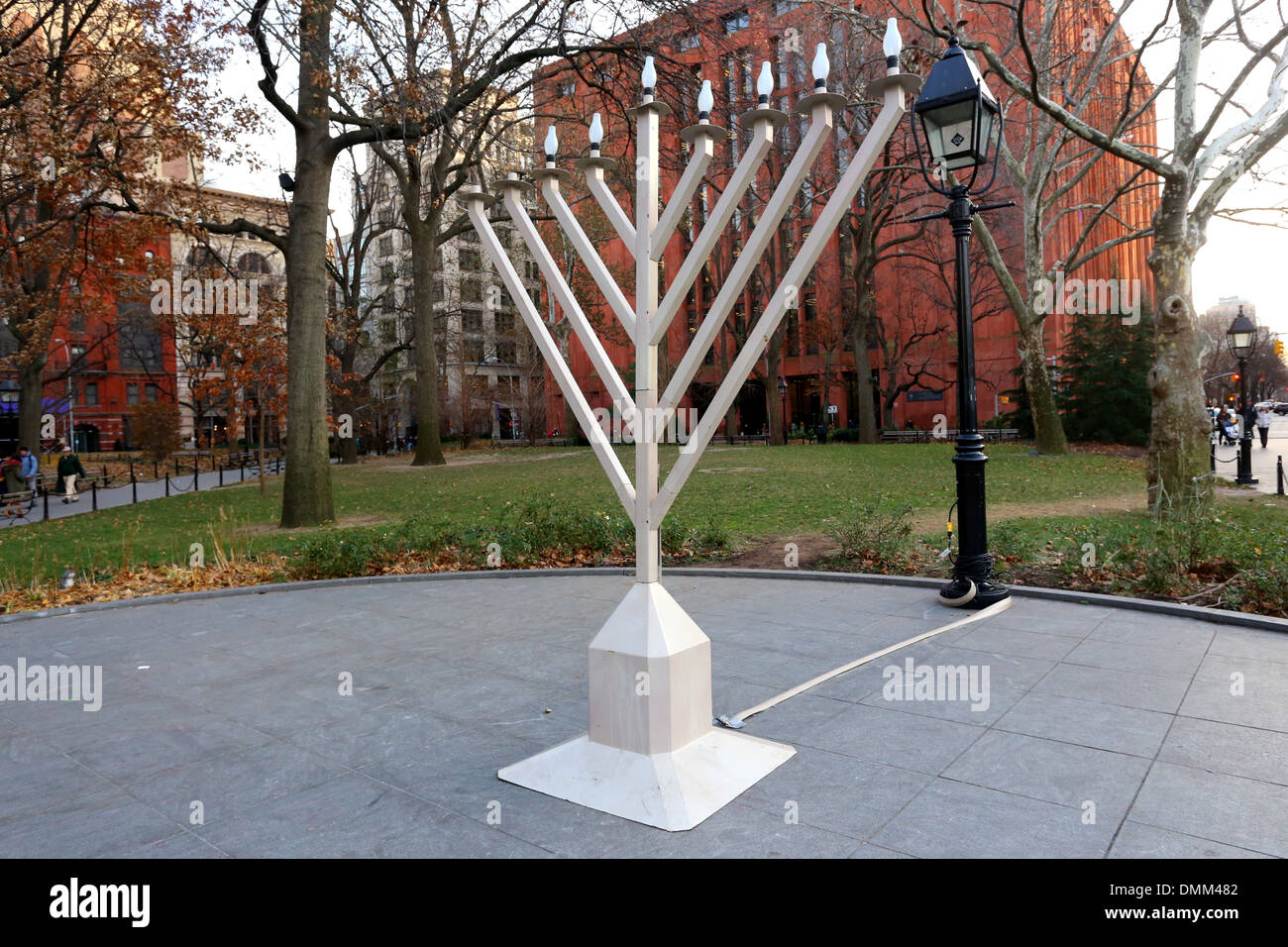 Une grande menorah dans le parc Washington Square, New York, NY Banque D'Images