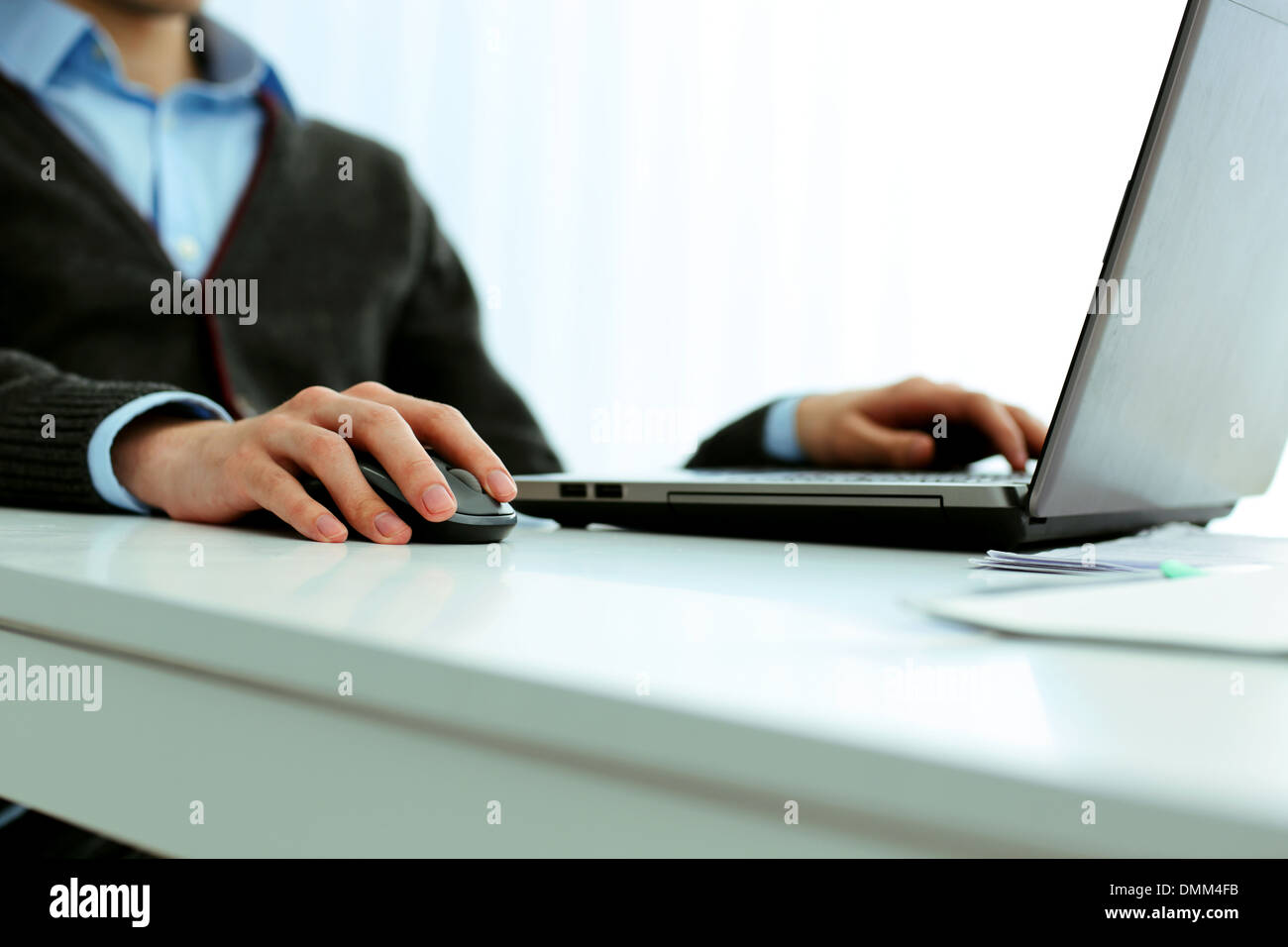Businessman working sur l'ordinateur portable Banque D'Images