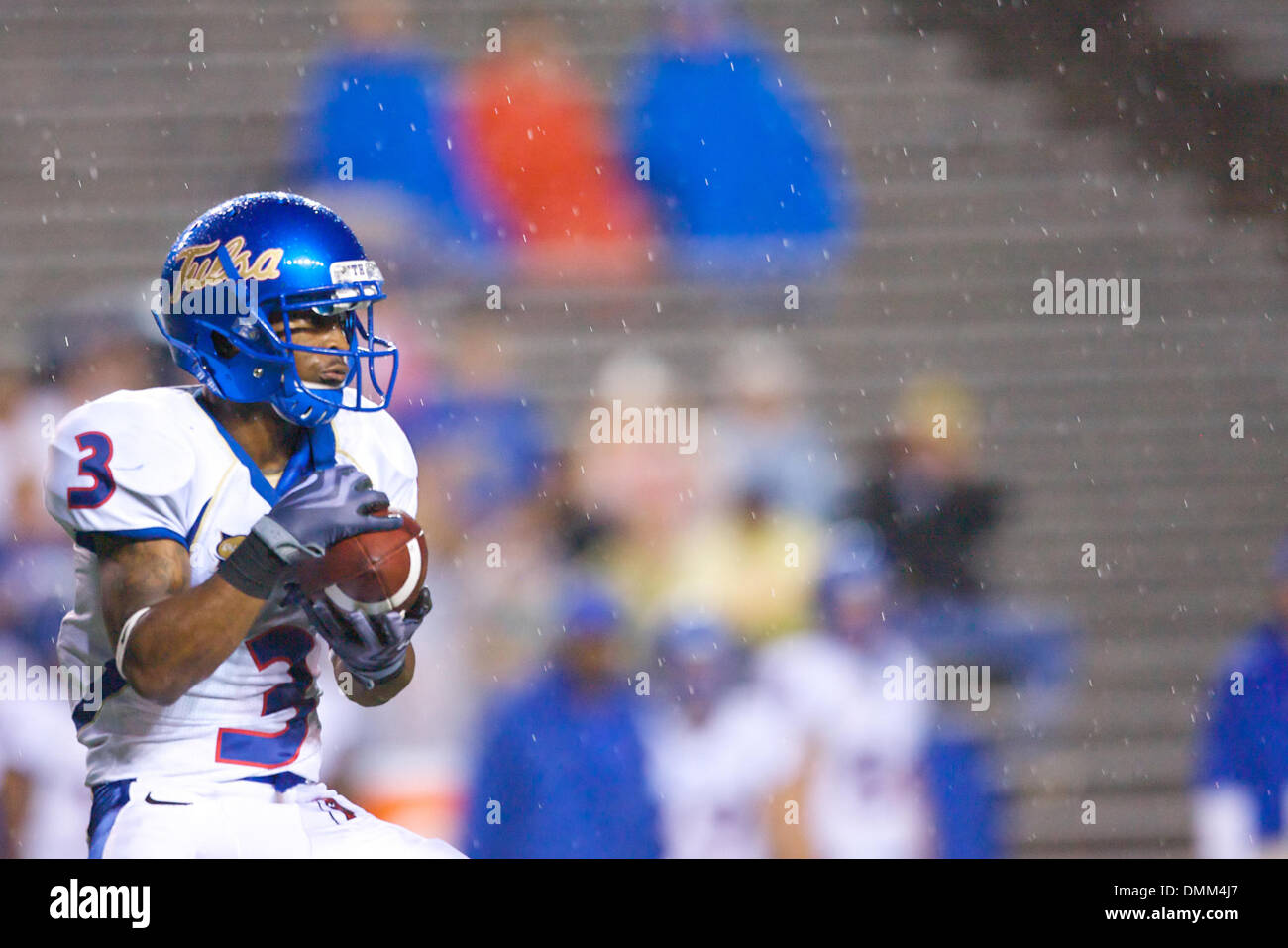 03 Octobre 2009 : Brian Moore (# 3) du Tulsa Golden Hurricane attrape un punt dans la pluie. Le Tulsa Golden Hurricane défait les hiboux Riz Riz à 27-10 Stadium à Houston, TX. (Crédit Image : © Global/ZUMApress.com) Southcreek Banque D'Images