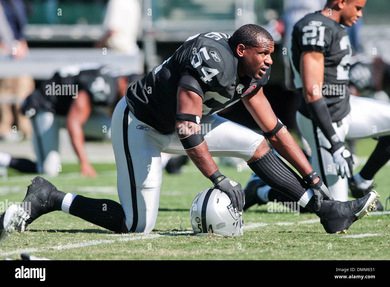 25 Octobre 2009 : des Raiders d'Oakland Sam Williams (54) pendant l'échauffement le dimanche à l'Oakland Coliseum à Oakland, Californie Le New York Jets défait les Oakland Raiders 38-0. Crédit obligatoire - Konstandinos Goumenidis / Southcreek Global Media (Image Crédit : © Southcreek/ZUMApress.com) mondial Banque D'Images