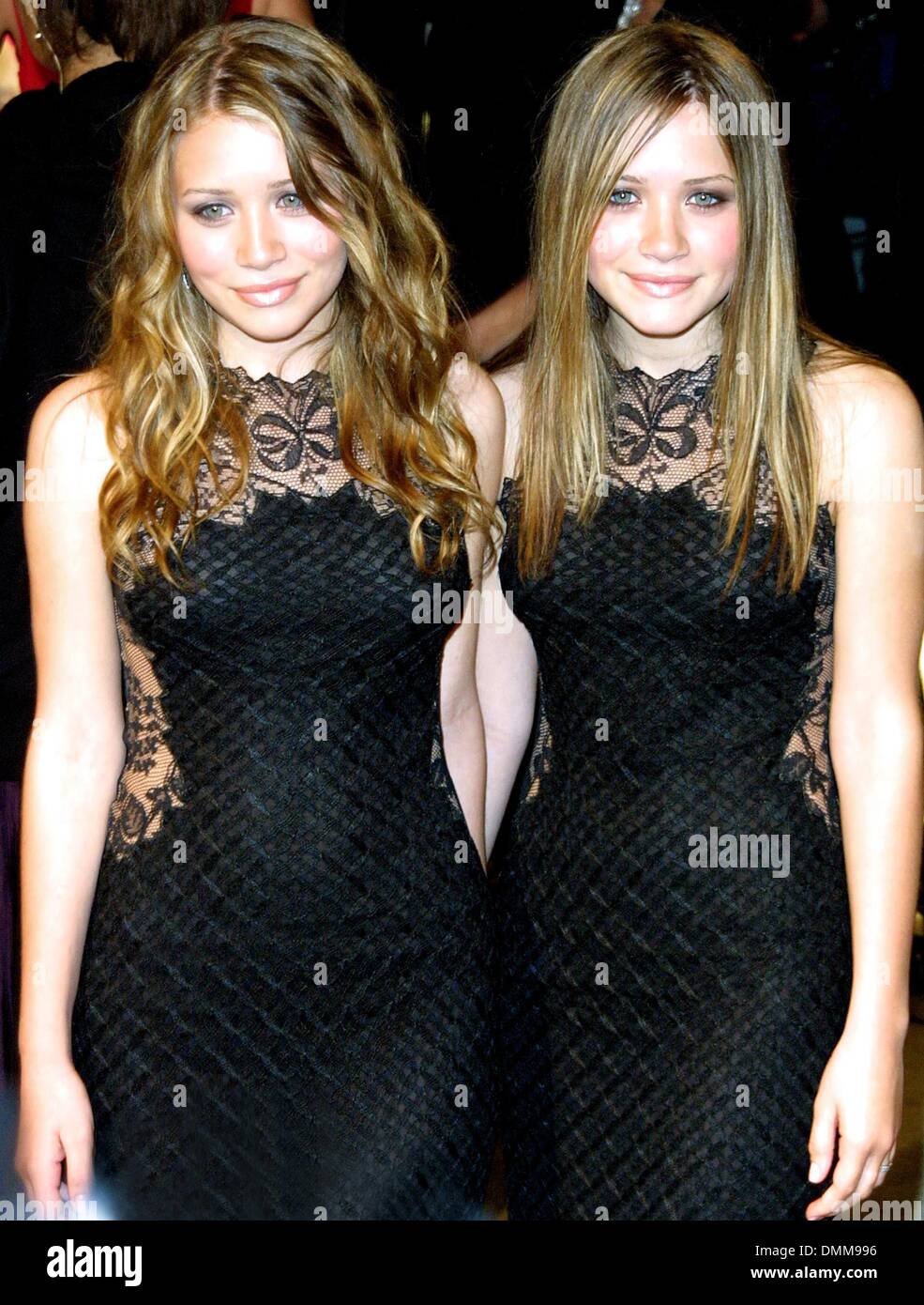 25 mars 2002 - West Hollywood, Californie, USA - MARY-Kate et Ashley Olsen..VANITY FAIR OSCAR PARTY ANNUEL DES HÔTES AU RESTAURANT MORTONS.WEST HOLLYWOOD, CA.24 MARS 2002. NINA PROMMER/ 2002 K24530NP(Image Crédit : © Globe Photos/ZUMAPRESS.com) Banque D'Images