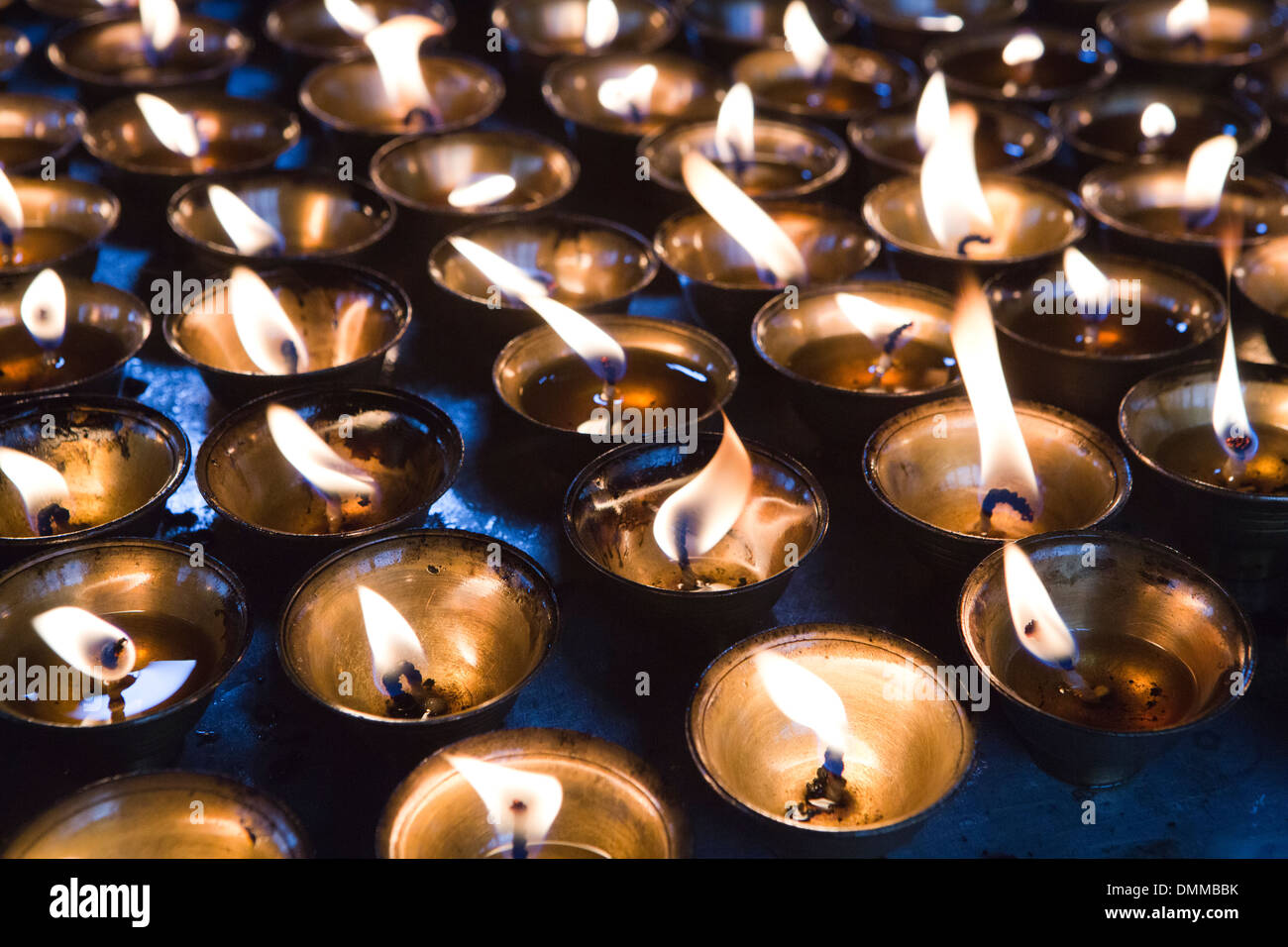 Le Bhoutan, la vallée de Bumthang, Jambey Lhakang, monastère, lampes à beurre avec flamme sainte Banque D'Images