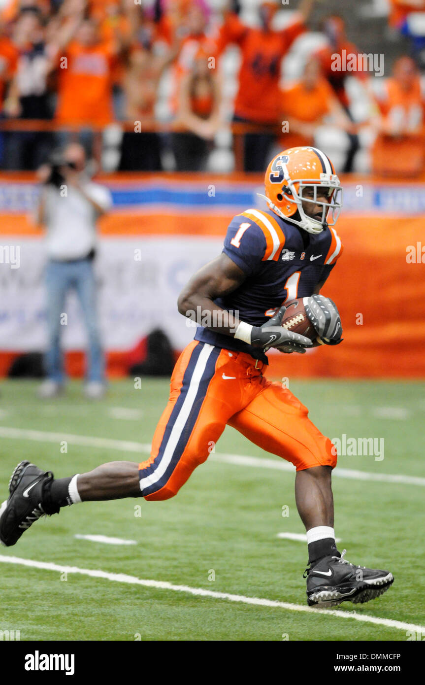 10 octobre 2009 : Syracuse le receveur Mike Williams (# 1) en action contre West Virginia. L'Université de West Virginia Mountaineers a défait l'Université de Syracuse à l'Orange 34-13 Carrier Dome à Syracuse, NY dans une grande partie de l'Est.(Image Crédit : © Alan Schwartz/Cal Sport Media/ZUMA Press) Banque D'Images