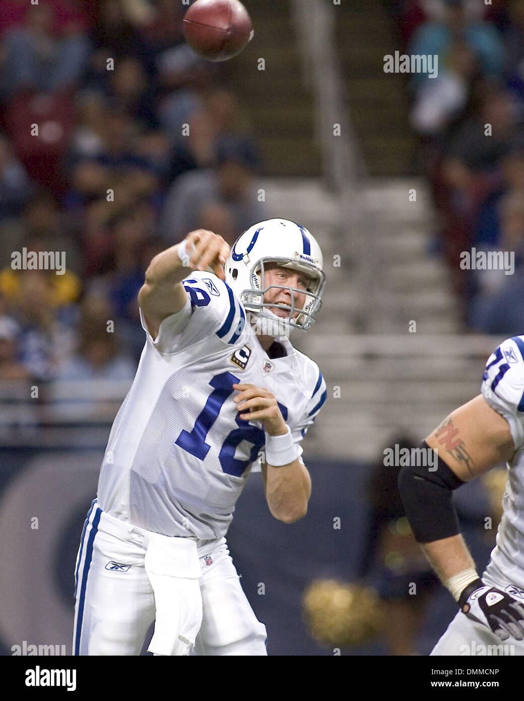 25 Oct 2009 - St Louis, Missouri, USA - NFL football - Poulain quarterback Peyton Manning (18) lance une passe courte dans le jeu entre les St Louis Rams et les Indianapolis Colts à l'Edward Jones Dome. Les Colts défait les Rams 42 à 6. (Crédit Image : © Mike Granse/ZUMA Press) Banque D'Images