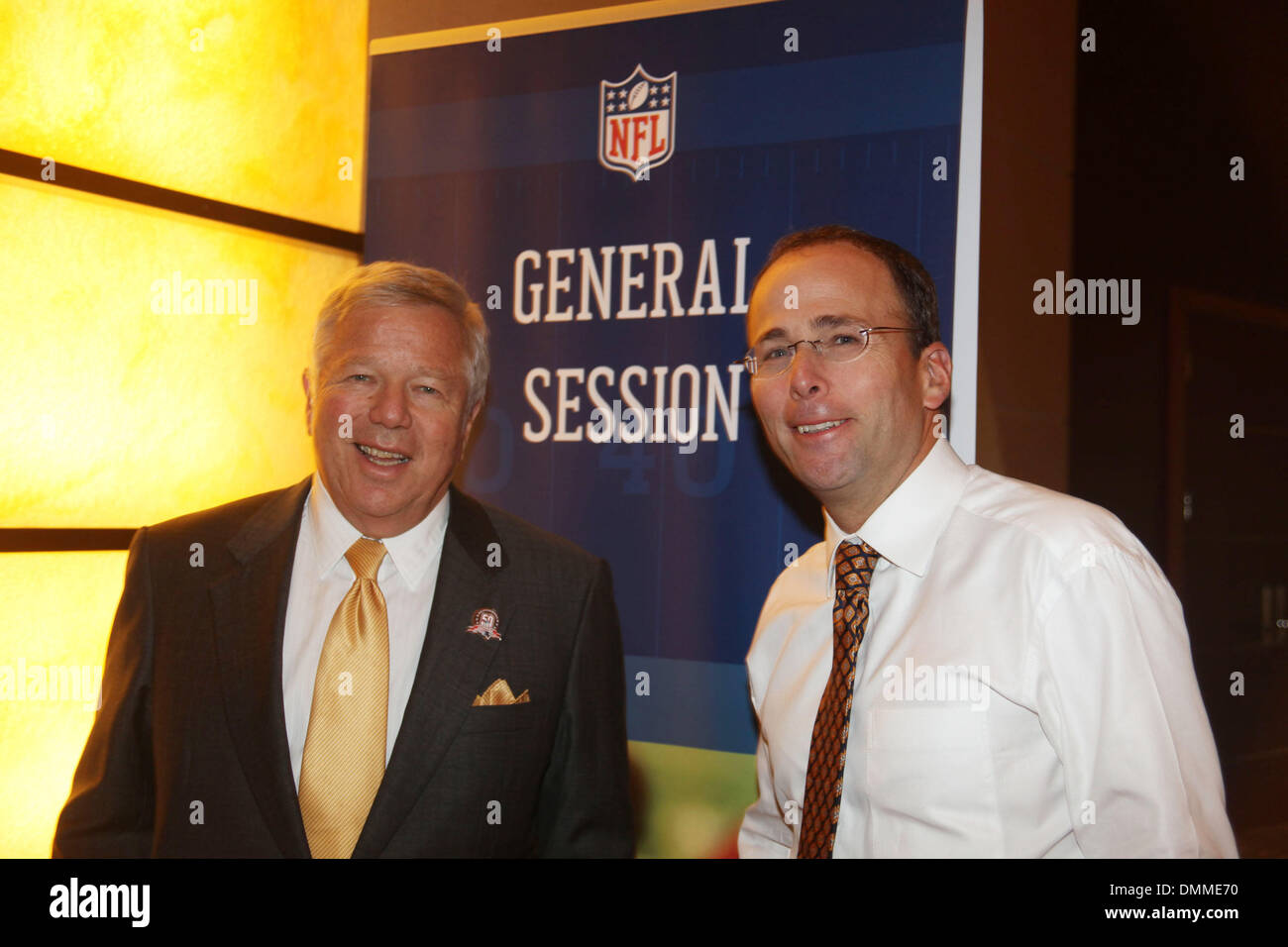 Oct 13, 2009 - Boston, Massachusetts, USA - Propriétaire de l'équipe de football New England Patriots ROBERT KRAFT et son fils Jonathan Kraft, président-directeur général de l'Groupe Kraft. (Crédit Image : © Béthanie Versoy/ZUMA Press) Banque D'Images