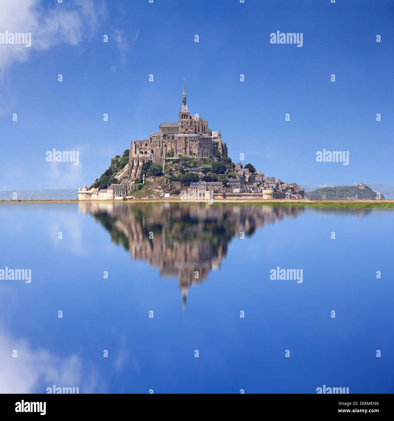 Le Mont Saint Michel, un site du patrimoine mondial de l'Unesco en France, avec la réflexion Banque D'Images